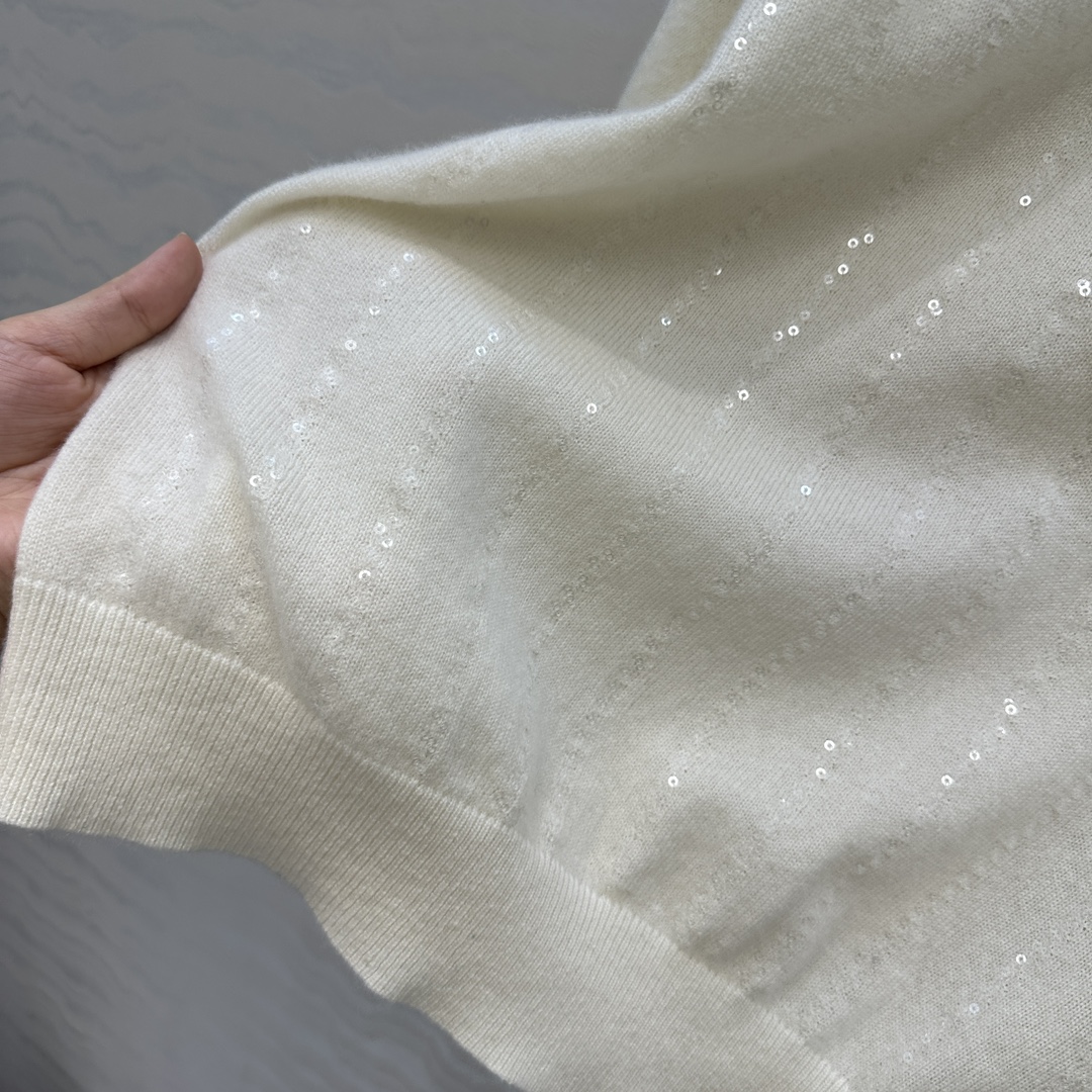 高端原单品质！行走的高定 Bc老钱风穿搭，意大利美学配色条纹珠片落肩羊绒上衣。重工前后定位刺绣珠片工艺，