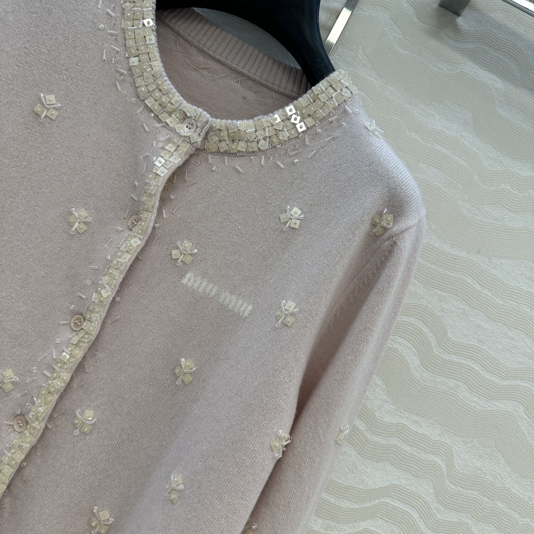 高端原单品质❤️miu系少女穿搭，方块钉珠花朵水钻羊毛小开衫！重工艺前后全定位手工水钻钉珠设计，气质少女