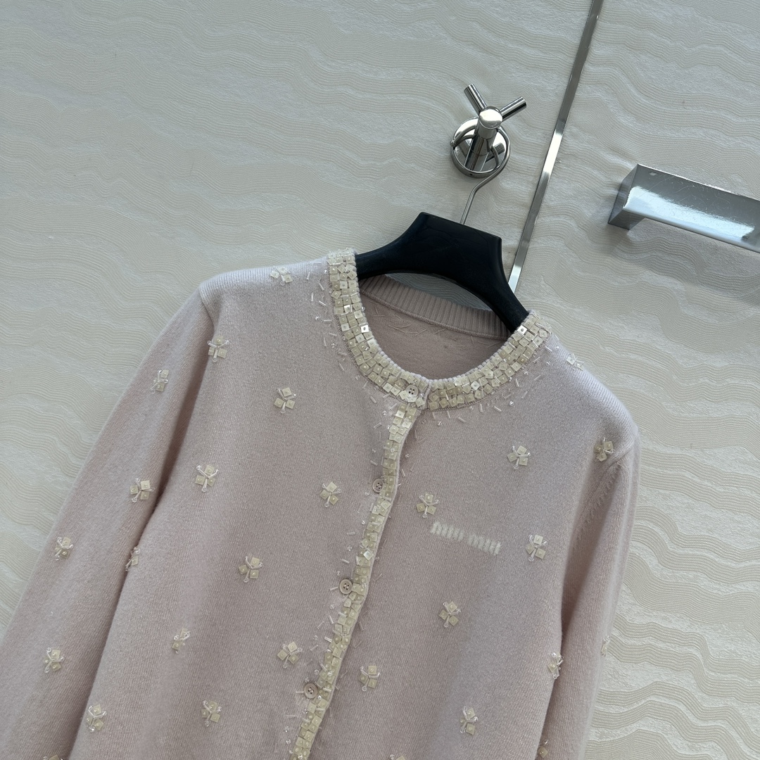 高端原单品质❤️miu系少女穿搭，方块钉珠花朵水钻羊毛小开衫！重工艺前后全定位手工水钻钉珠设计，气质少女
