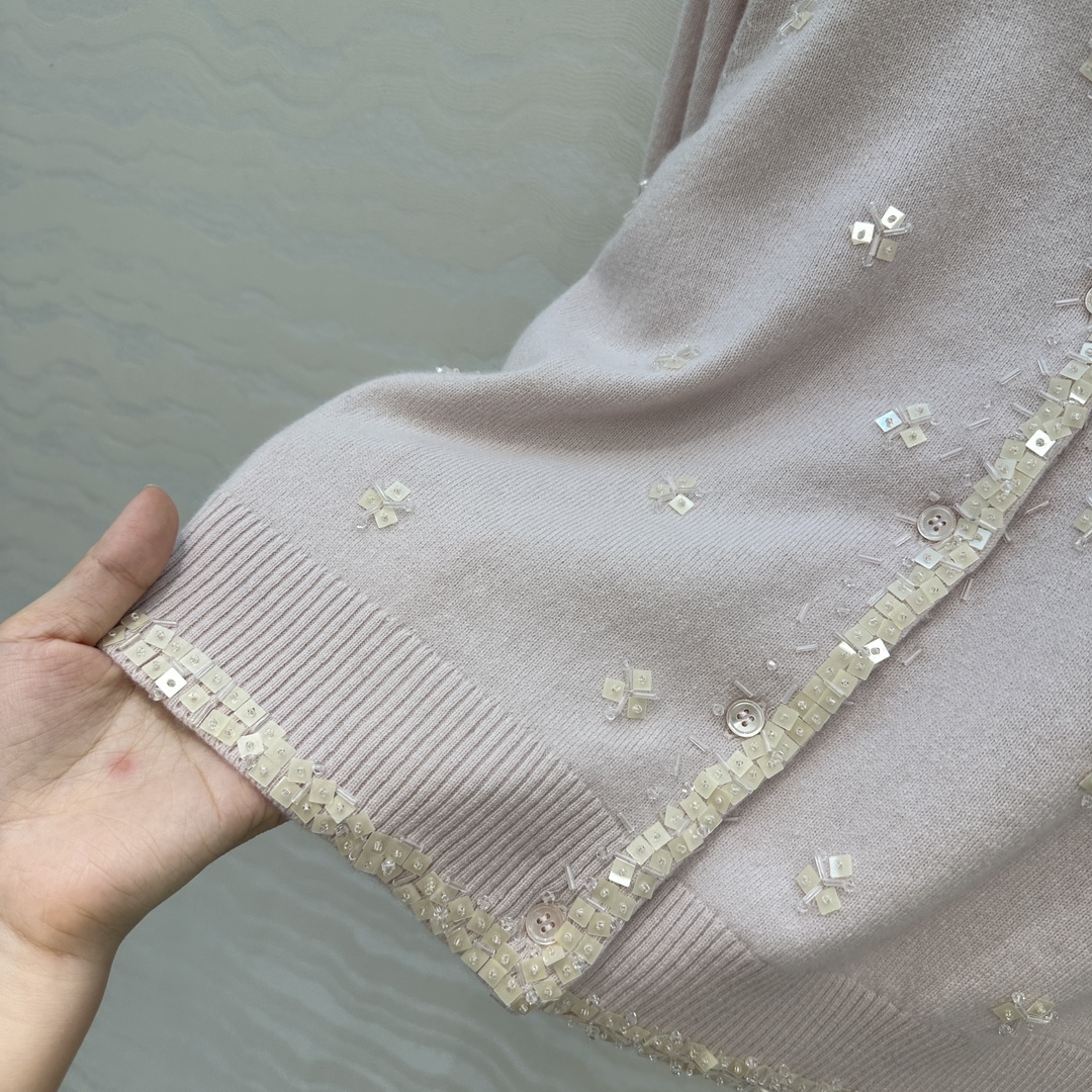 高端原单品质❤️miu系少女穿搭，方块钉珠花朵水钻羊毛小开衫！重工艺前后全定位手工水钻钉珠设计，气质少女