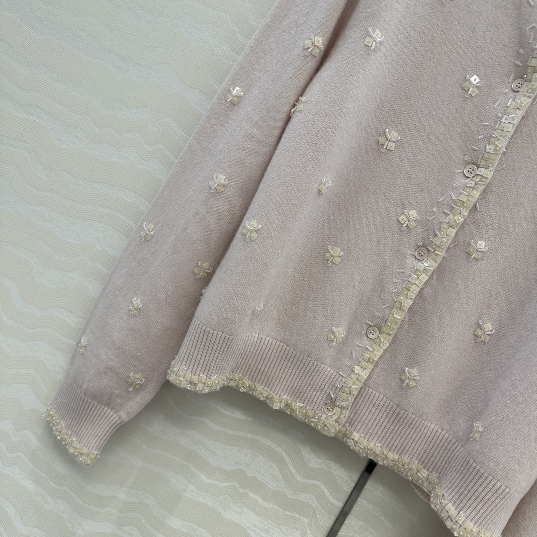 高端原单品质❤️miu系少女穿搭，方块钉珠花朵水钻羊毛小开衫！重工艺前后全定位手工水钻钉珠设计，气质少女