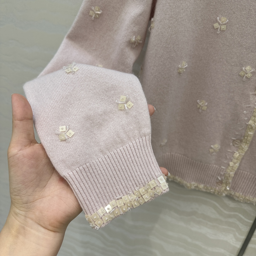 高端原单品质❤️miu系少女穿搭，方块钉珠花朵水钻羊毛小开衫！重工艺前后全定位手工水钻钉珠设计，气质少女