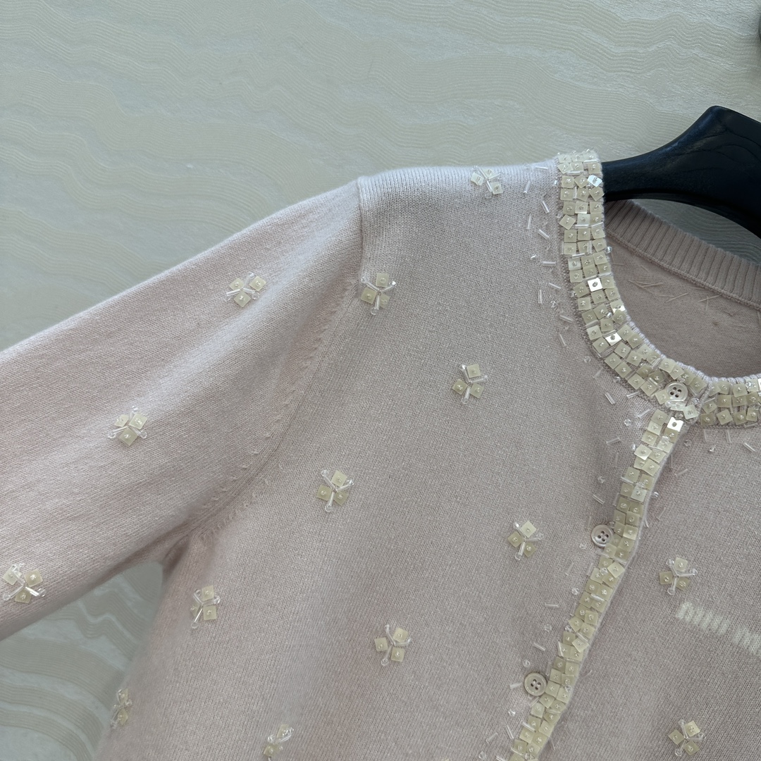高端原单品质❤️miu系少女穿搭，方块钉珠花朵水钻羊毛小开衫！重工艺前后全定位手工水钻钉珠设计，气质少女