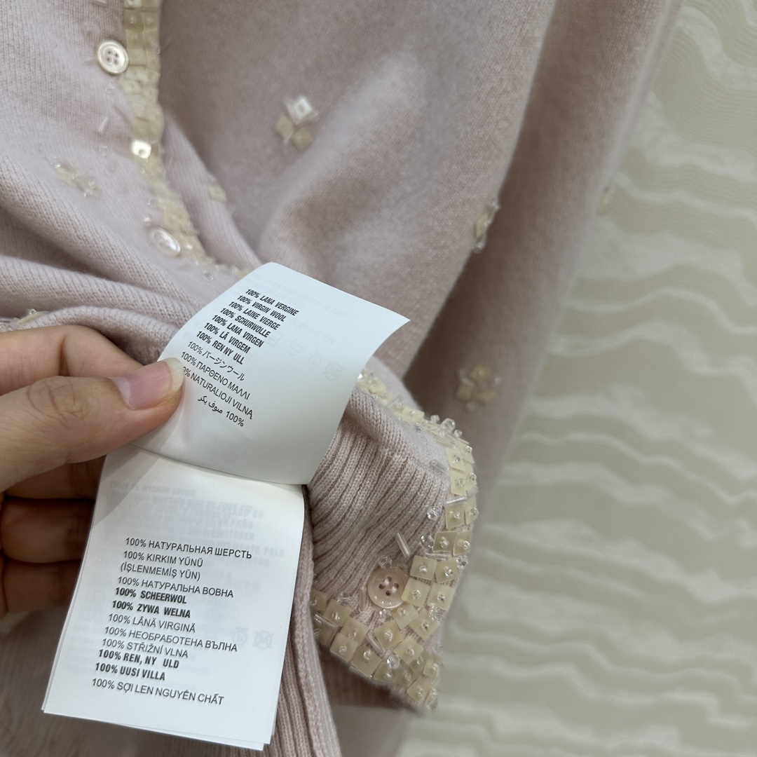 高端原单品质❤️miu系少女穿搭，方块钉珠花朵水钻羊毛小开衫！重工艺前后全定位手工水钻钉珠设计，气质少女