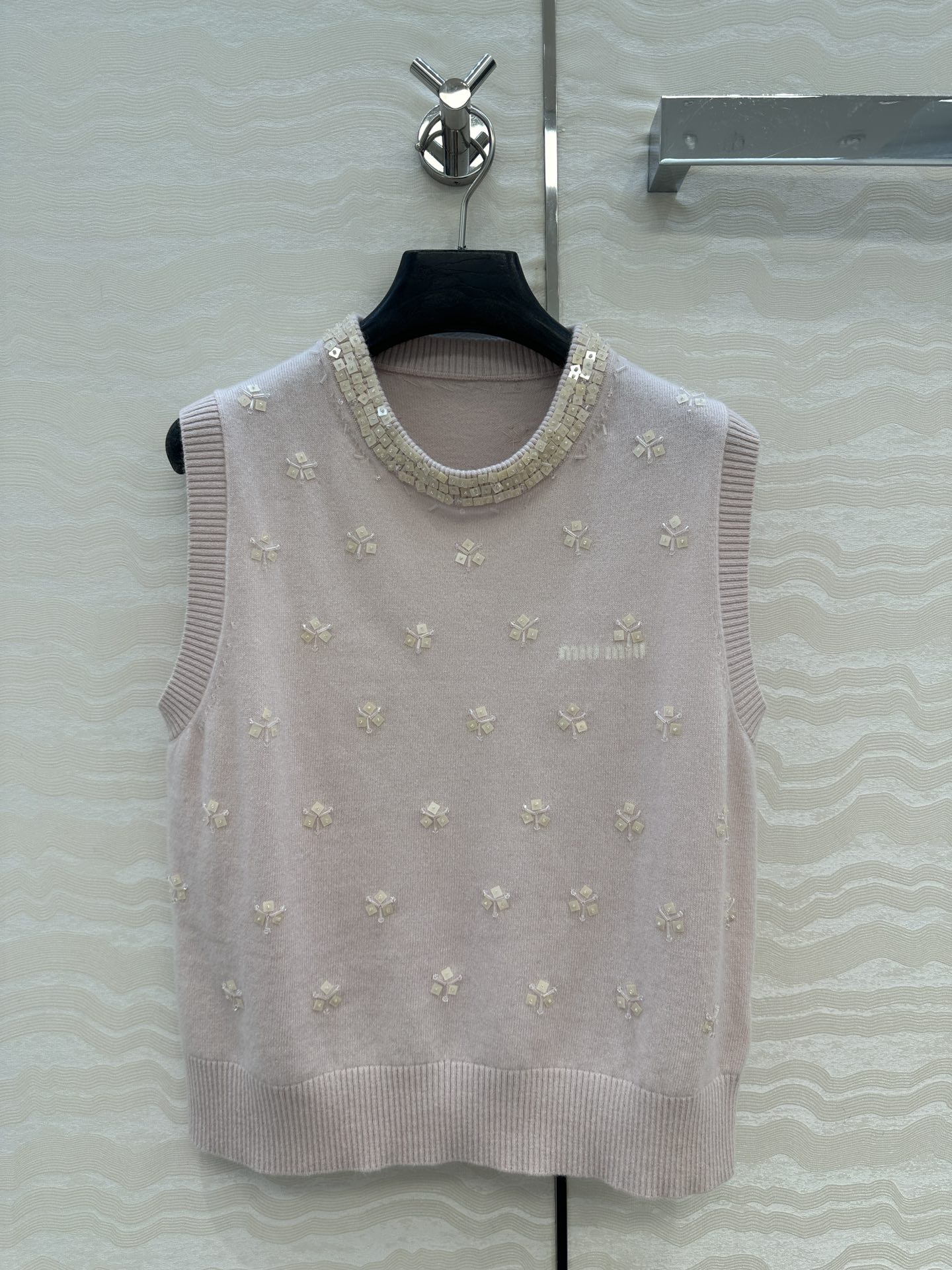 高端原单品质❤️miu系少女穿搭，方块钉珠花朵水钻羊毛圆领背心！重工艺前后全定位手工水钻钉珠设计，气质少