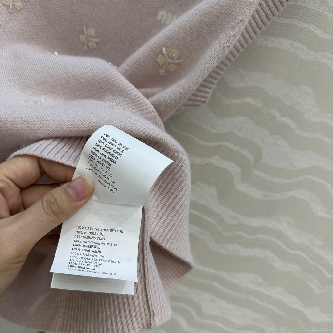 高端原单品质❤️miu系少女穿搭，方块钉珠花朵水钻羊毛圆领背心！重工艺前后全定位手工水钻钉珠设计，气质少