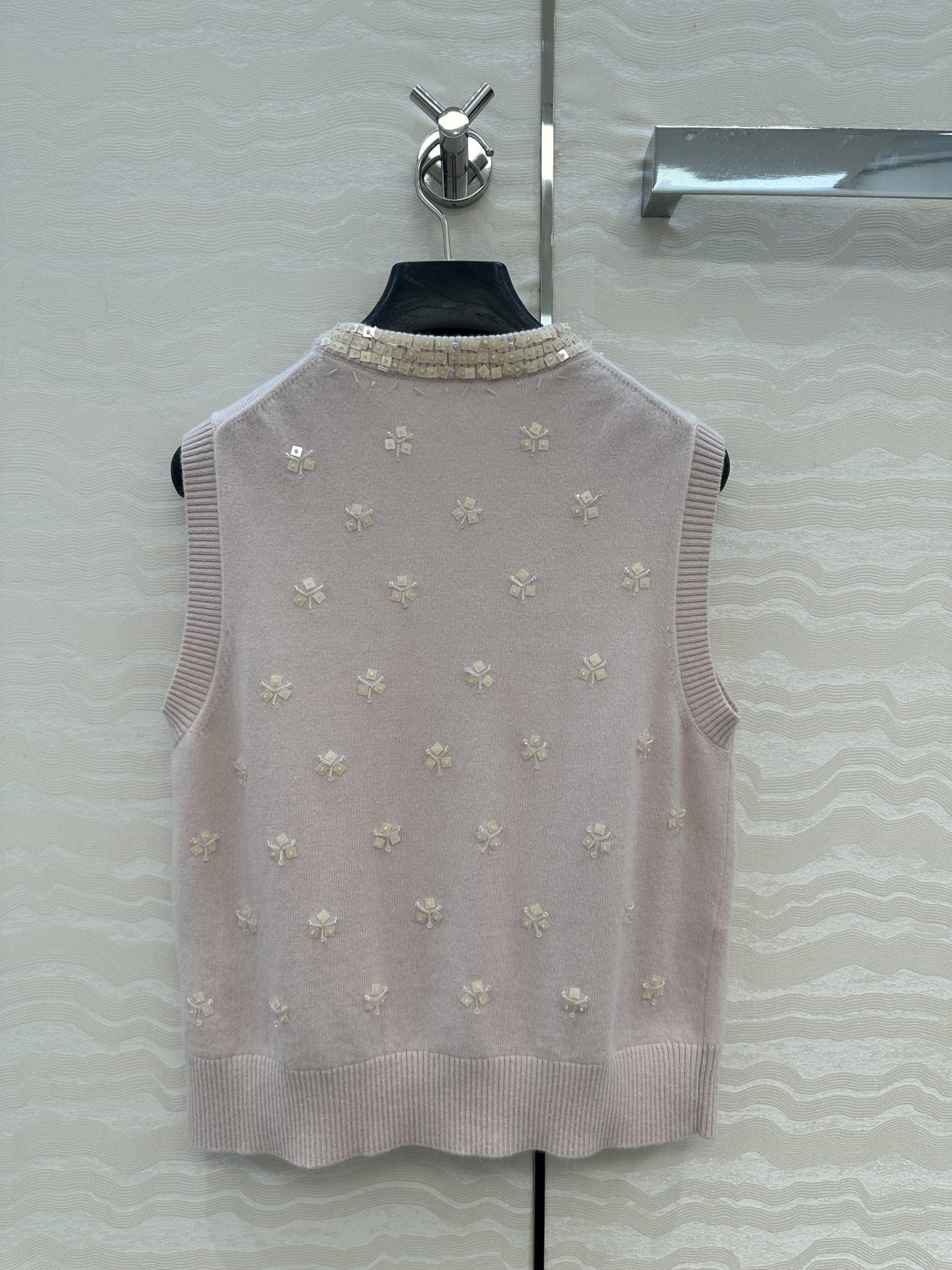高端原单品质❤️miu系少女穿搭，方块钉珠花朵水钻羊毛圆领背心！重工艺前后全定位手工水钻钉珠设计，气质少