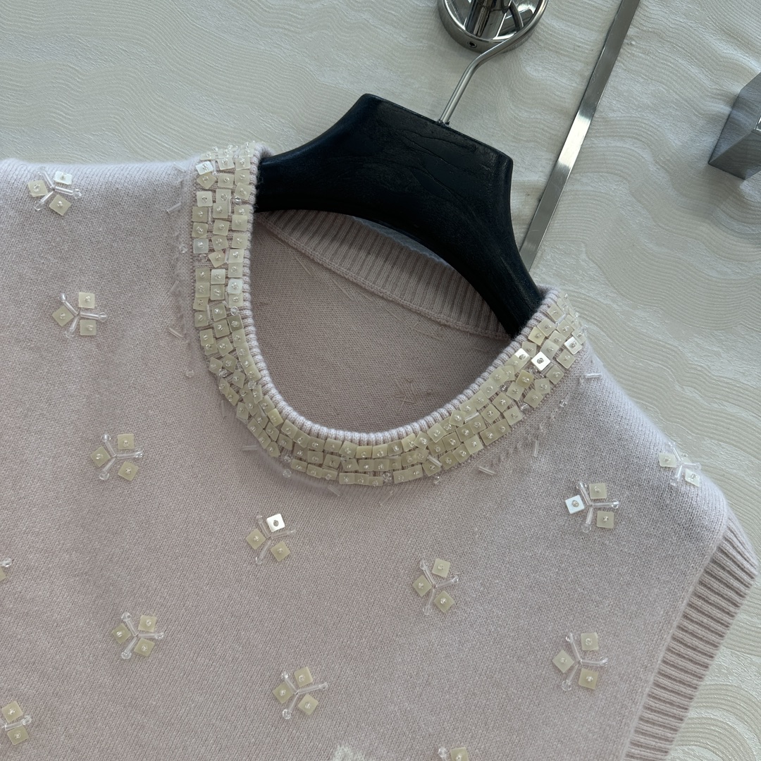 高端原单品质❤️miu系少女穿搭，方块钉珠花朵水钻羊毛圆领背心！重工艺前后全定位手工水钻钉珠设计，气质少