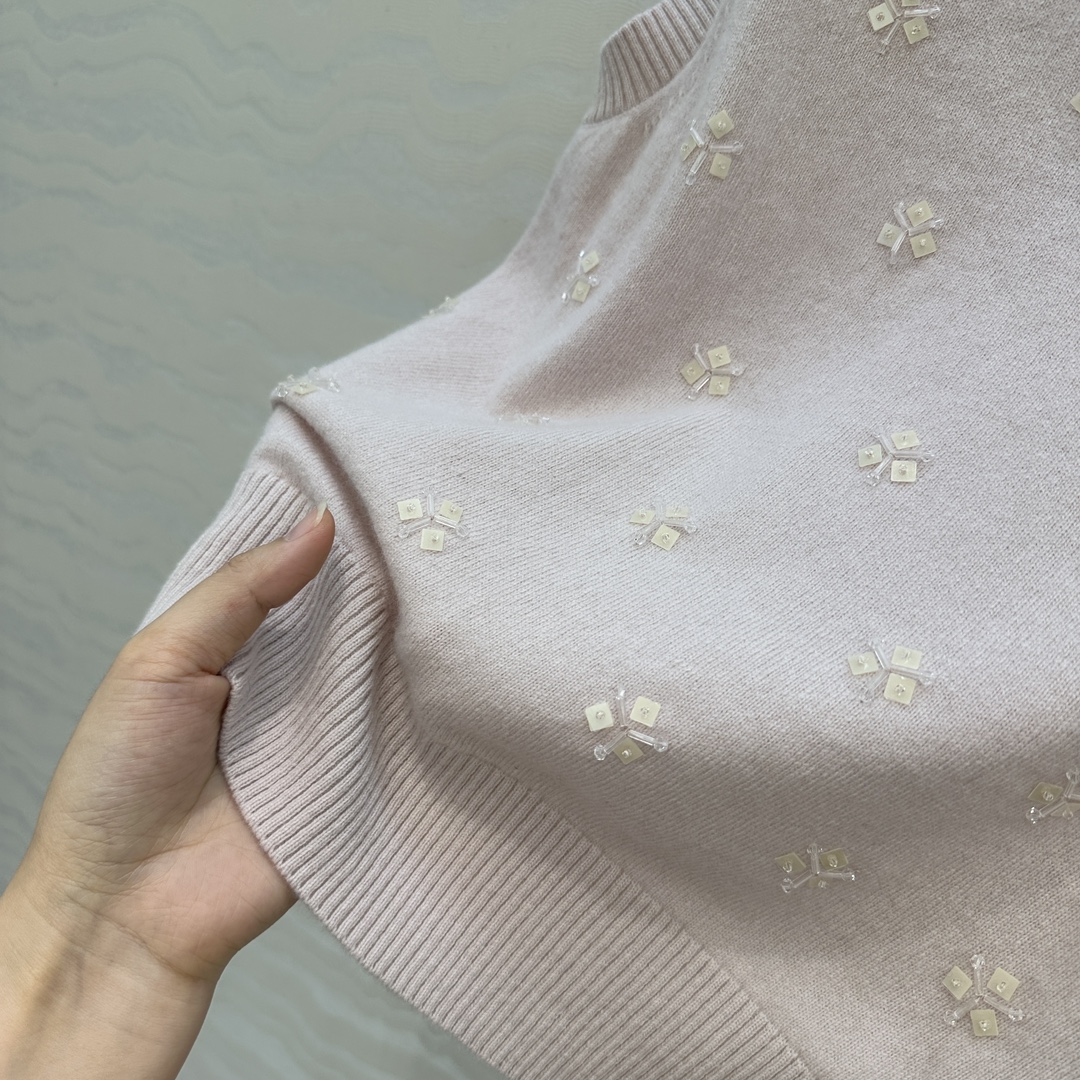 高端原单品质❤️miu系少女穿搭，方块钉珠花朵水钻羊毛圆领背心！重工艺前后全定位手工水钻钉珠设计，气质少