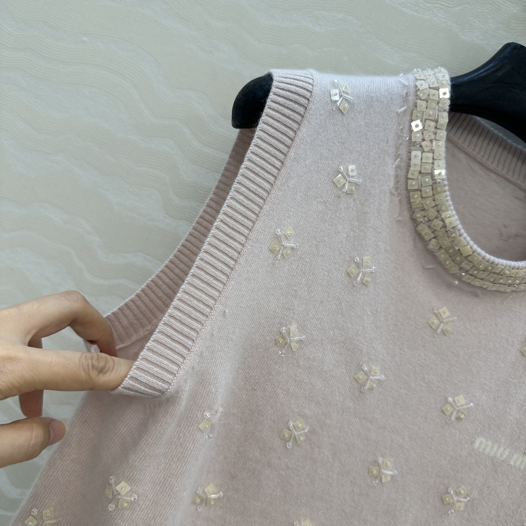 高端原单品质❤️miu系少女穿搭，方块钉珠花朵水钻羊毛圆领背心！重工艺前后全定位手工水钻钉珠设计，气质少