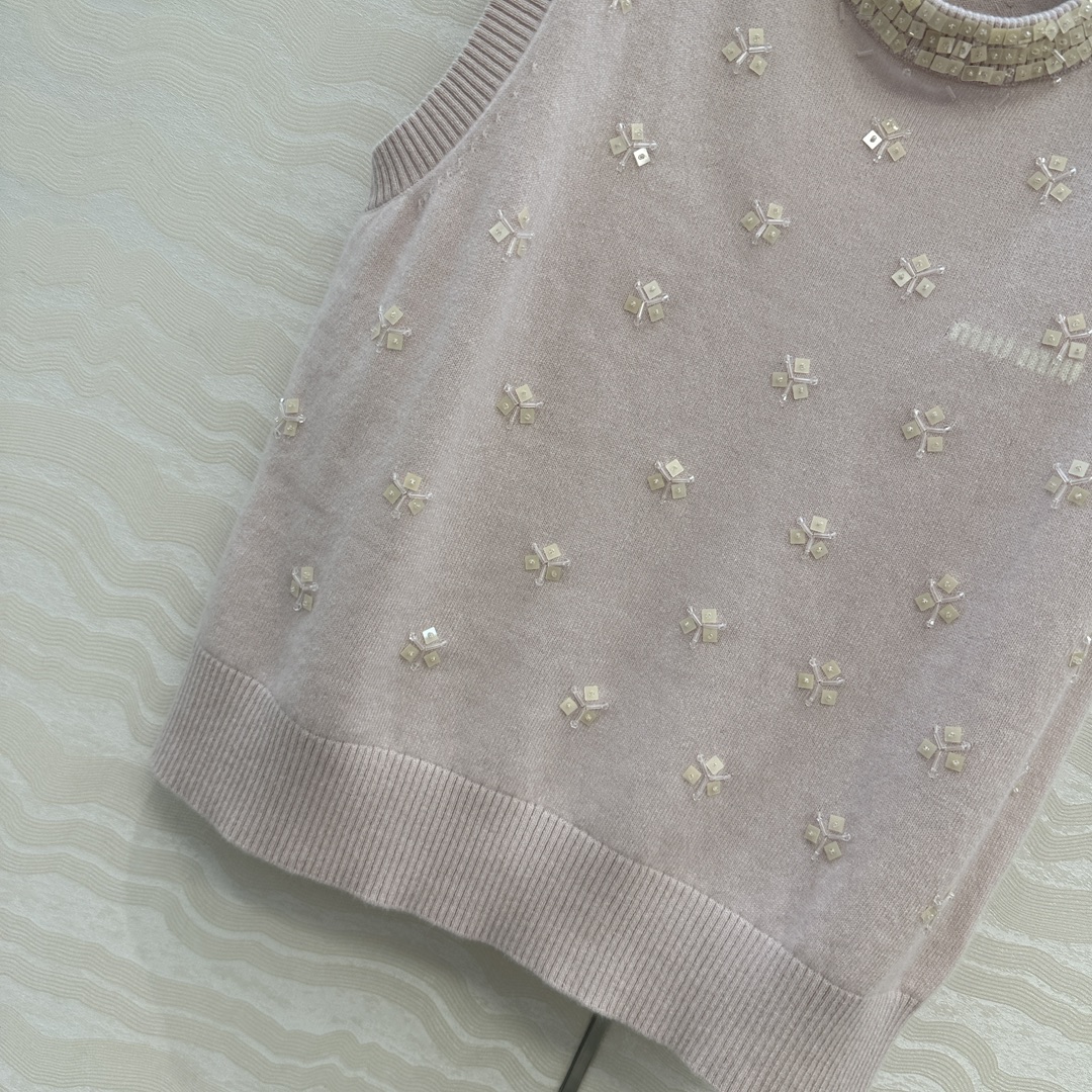 高端原单品质❤️miu系少女穿搭，方块钉珠花朵水钻羊毛圆领背心！重工艺前后全定位手工水钻钉珠设计，气质少