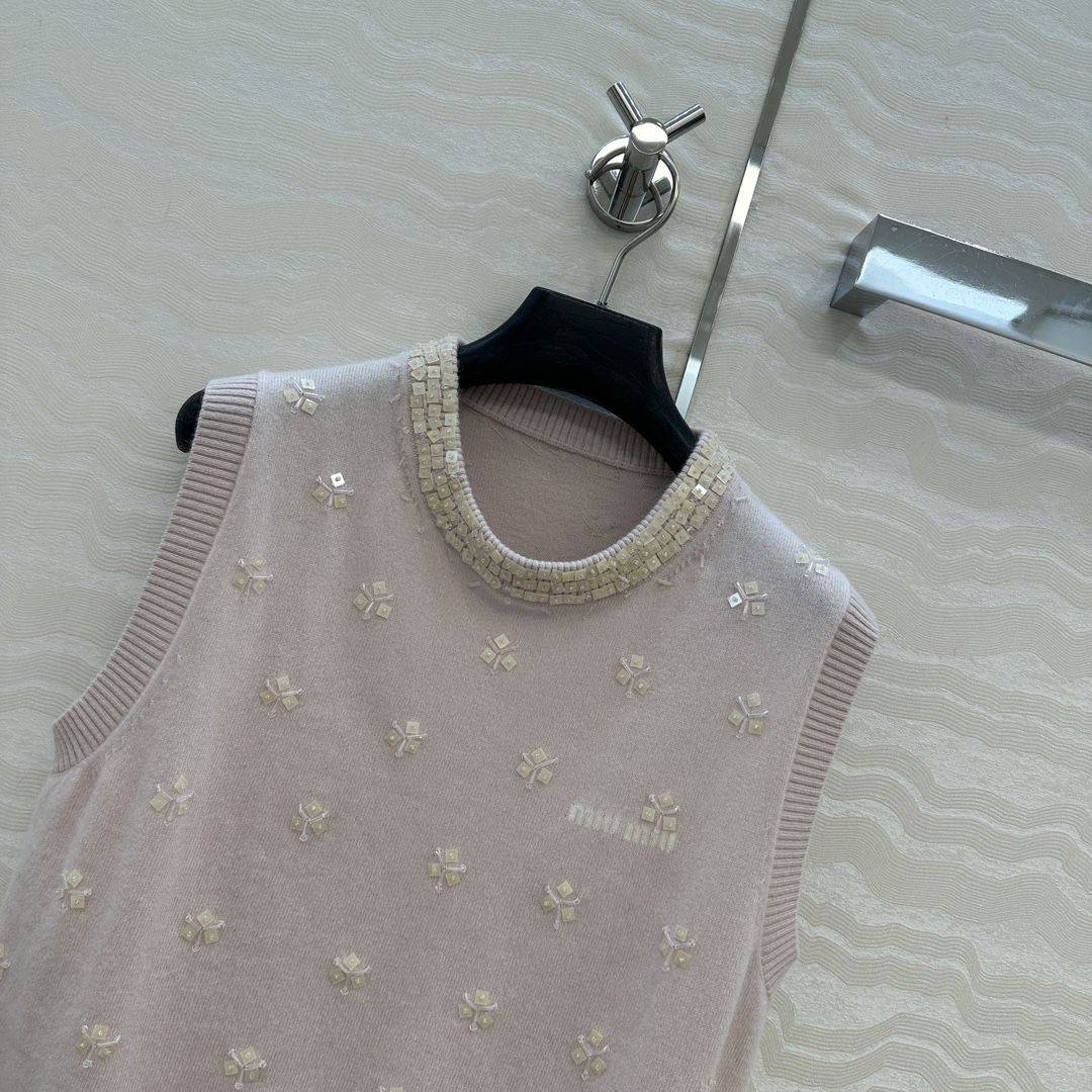 高端原单品质❤️miu系少女穿搭，方块钉珠花朵水钻羊毛圆领背心！重工艺前后全定位手工水钻钉珠设计，气质少