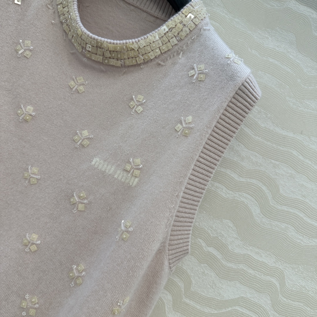 高端原单品质❤️miu系少女穿搭，方块钉珠花朵水钻羊毛圆领背心！重工艺前后全定位手工水钻钉珠设计，气质少