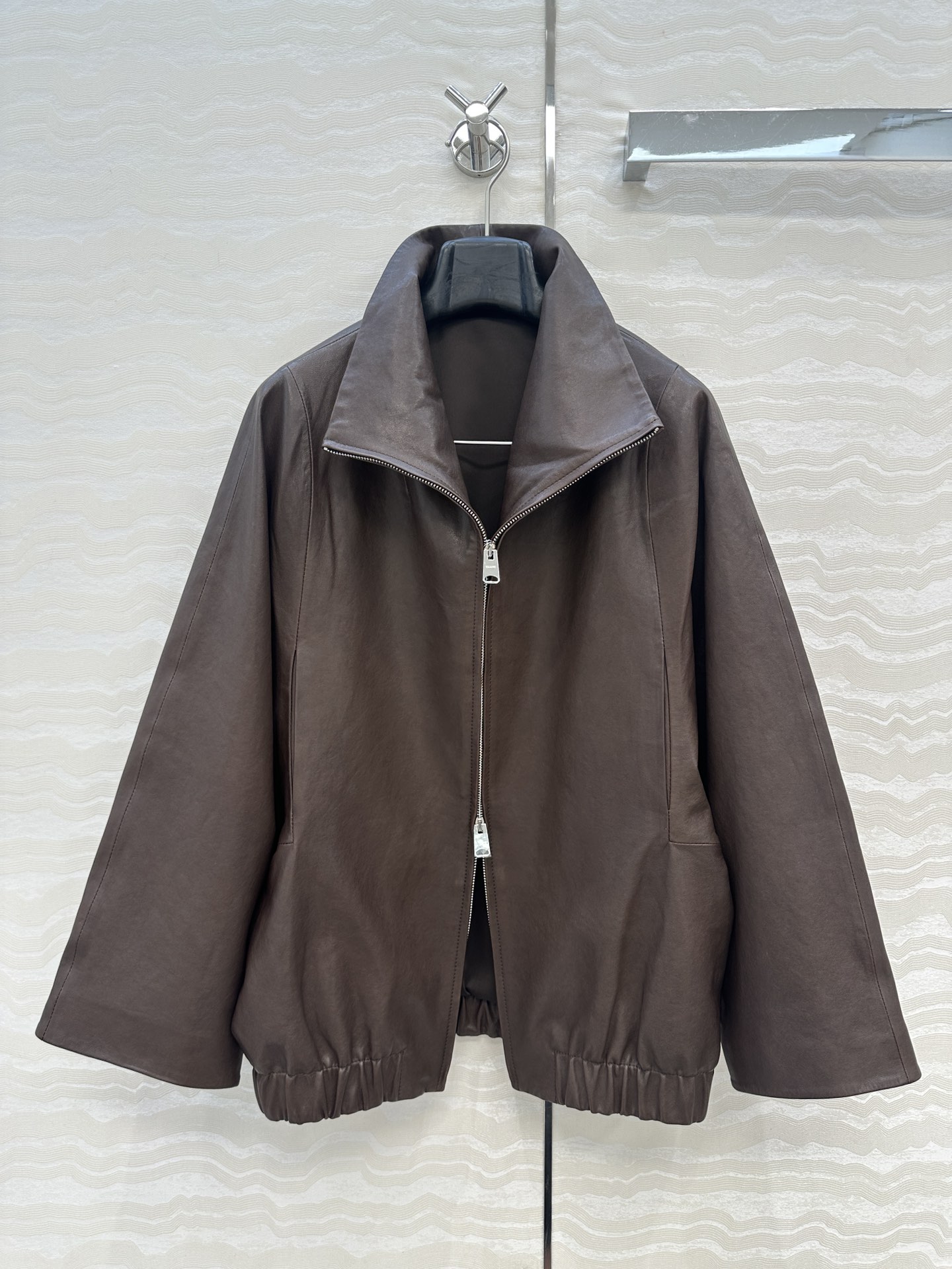 NO:744403,High-end original order quality!  KH minimalist and smart outfit!  Elegant stand-collar leather jacket!  Retro metal double zipper silhouette design is elegant and casual, original customized washed fully vegetable tanned imported leather!  Lambskin. Natural texture and delicate texture!  The dropped shoulder sleeves are elasticated and have a classic, minimalist, luxurious, elegant and intellectual temperament. The unconventional shape is perfect and easy to control, and the upper body is extremely elegant, casual and high-end!  Perfect workmanship quality depends on the details!  Two colors to grab!  Throw over the big order!  No limit to bust size 38, length 67.4, women's clothing, jackets & coats, leather jacket, sheepskin,19860909高端原单品质！KH极简高智感穿搭！气质立领皮衣外套！复古金属双开拉链廓型设计优雅随性,原版定制水洗全植鞣进口皮！小羊皮.自然纹理质感细腻！落肩袖松紧收摆气质经典极简高奢优雅知性.不挑人版型完美轻松驾驭,上身极致优雅随性高级感！完美做工品质看细节！两色开抢！大单子甩过来！38码胸围无限制,衣长67.四,女装,jackets & coats,leather jacket,sheepskin,,Women's clothing