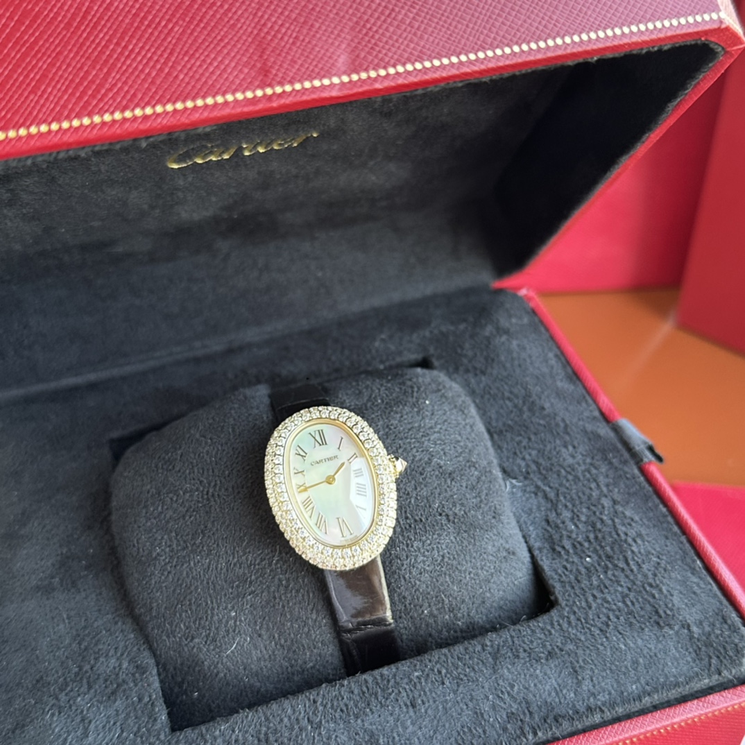 NO:586035,Fantasy of time, art transformed into form. Cartier's new bathtub timepiece at the 'Watches and Miracles' Geneva Watch Fair. Cartier Baignoire bathtub series - a work that challenges the established form of time and sublimates metals and gems into precious timepieces. Upgraded colorful mother-of-pearl dial, golden sword-shaped stainless steel hands, sapphire crystal mirror. Pure American alligator leather strap with gold pin buckle. The unique size of the bathtub is 31.4mm *23.1mm, Thickness 6.9mm. The playful design changes and the gorgeous feel of high-end jewelry make it absolutely impossible for you to lose whether it is daily wear or dinner style! I would like to call it a series that goddesses cannot live without! Produced by DR, they are all excellent products! ,,cartier,cartier,crocodile skin,gold19860909时间奇想,化艺为形.卡地亚“钟表与奇迹”日内瓦钟表展浴缸时计新作.卡地亚浴缸系列Cartier Baignoire-挑战时间的既定形态,将金属与宝石升华为珍贵的时计之作.升级多彩珍珠母贝表盘,金色剑形精钢指针,藍宝石水晶镜面.纯正美洲鳄鱼皮表带,搭配黄金针扣式表扣.浴缸独有的尺寸31.4mm *23.1mm, 厚6.9mm.玩味造型设计的变化与满嵌高级珠宝的华丽感,让 你无论是日常穿搭还是晚宴造型都绝对不可能输！我愿称之为女神不能没有的系列！DR出品 尽是精品！,,cartier,cartier,crocodile skin,gold,Watch