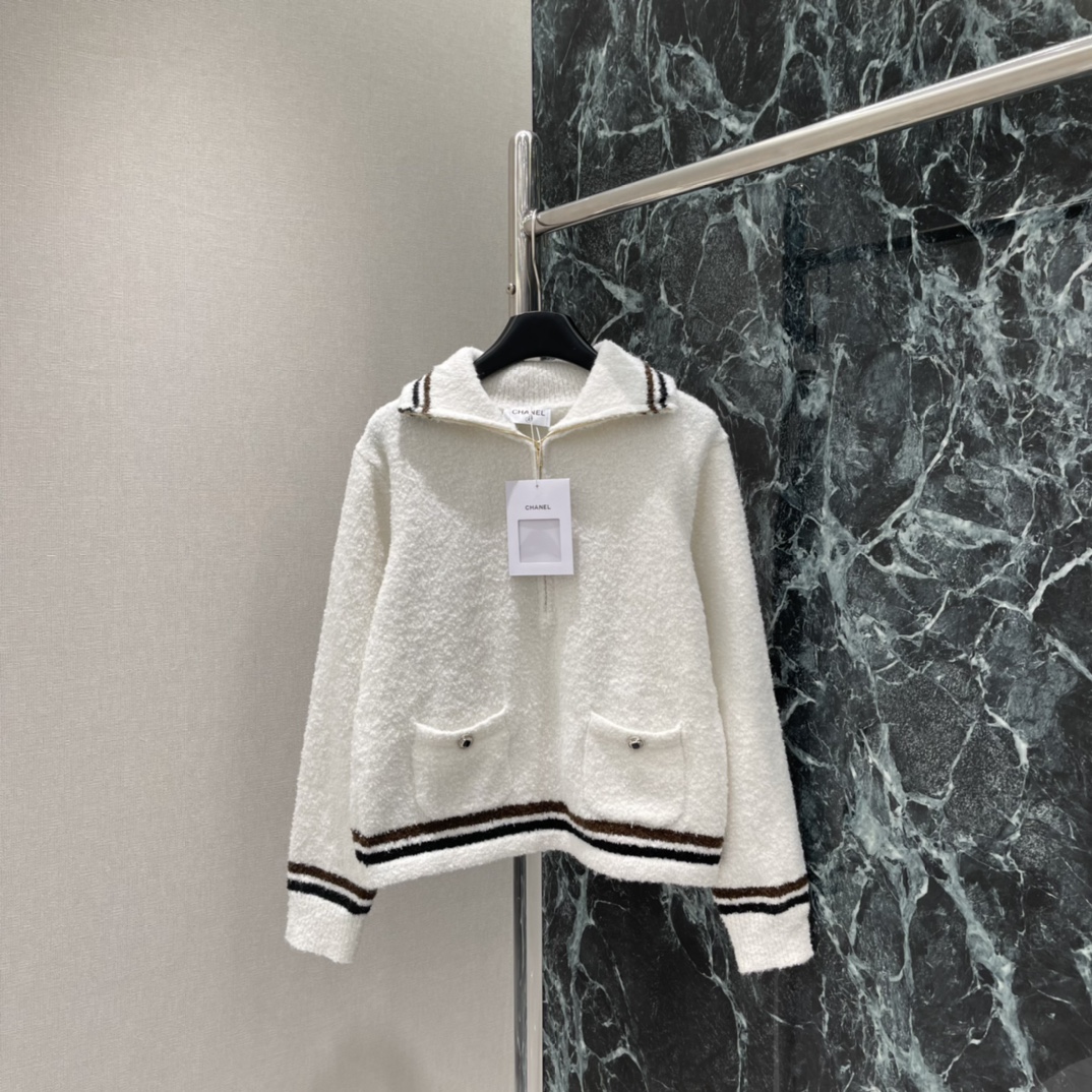 小香 25秋冬新款 翻领半拉链上衣 主打白色+棕黑条纹，简约又运动感满满!柔软毛绒材质，亲肤又保暖 秋冬