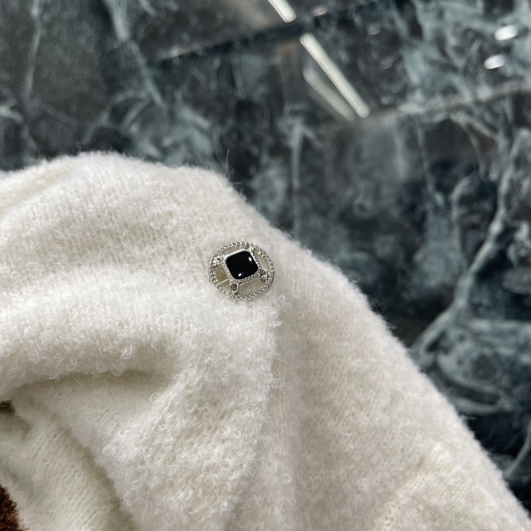 小香 25秋冬新款 圆领开衫上衣 主打白色+棕黑条纹，简约又运动感满满!柔软毛绒材质，亲肤又保暖 秋冬穿