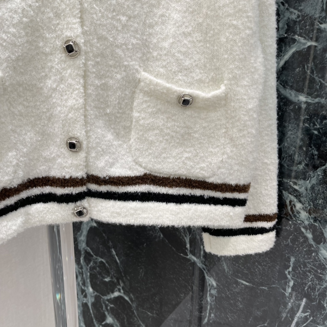 小香 25秋冬新款 圆领开衫上衣 主打白色+棕黑条纹，简约又运动感满满!柔软毛绒材质，亲肤又保暖 秋冬穿