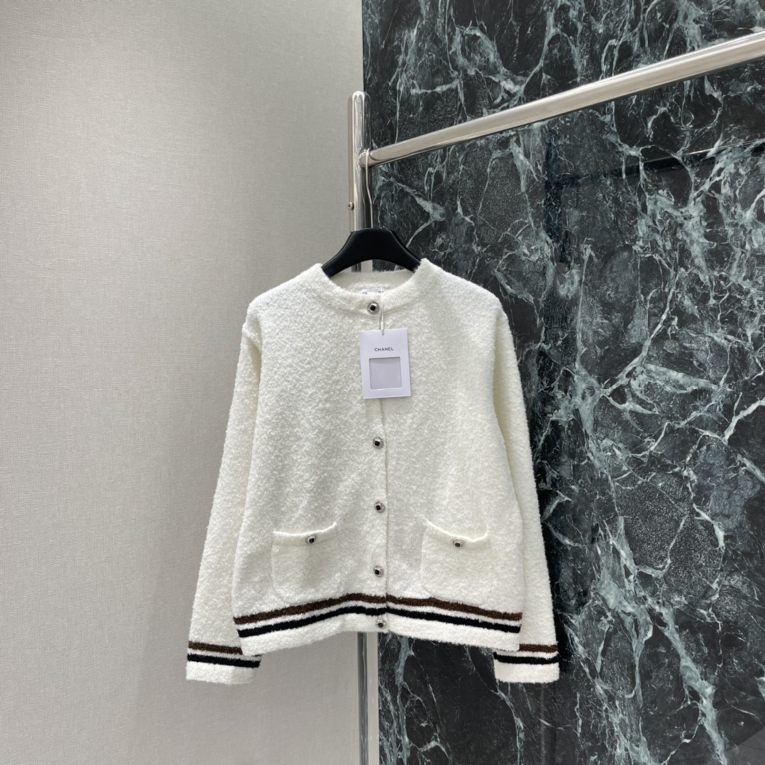 小香 25秋冬新款 圆领开衫上衣 主打白色+棕黑条纹，简约又运动感满满!柔软毛绒材质，亲肤又保暖 秋冬穿