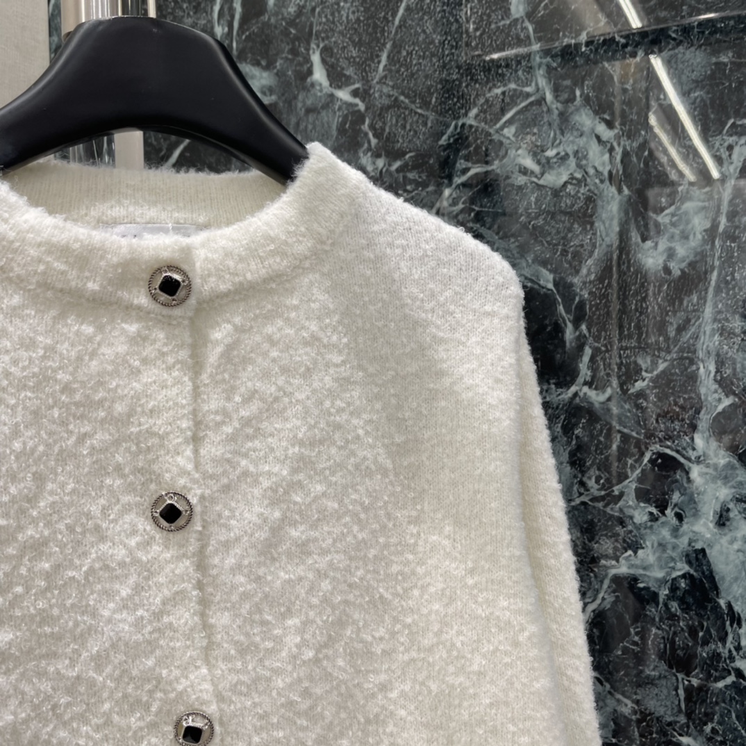 小香 25秋冬新款 圆领开衫上衣 主打白色+棕黑条纹，简约又运动感满满!柔软毛绒材质，亲肤又保暖 秋冬穿