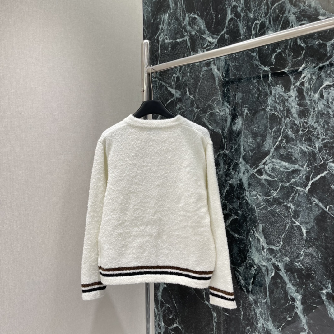 小香 25秋冬新款 圆领开衫上衣 主打白色+棕黑条纹，简约又运动感满满!柔软毛绒材质，亲肤又保暖 秋冬穿