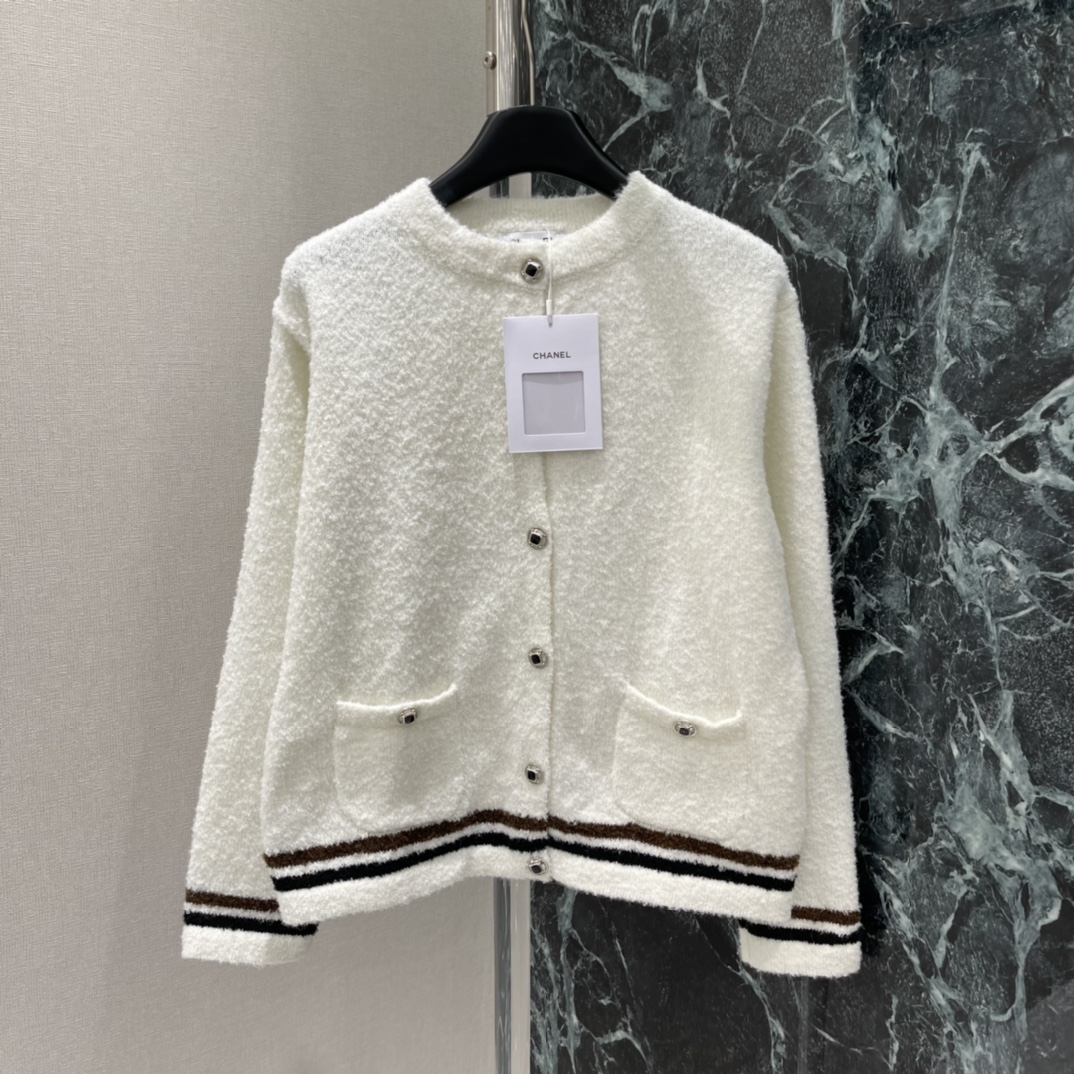 小香 25秋冬新款 圆领开衫上衣 主打白色+棕黑条纹，简约又运动感满满!柔软毛绒材质，亲肤又保暖 秋冬穿