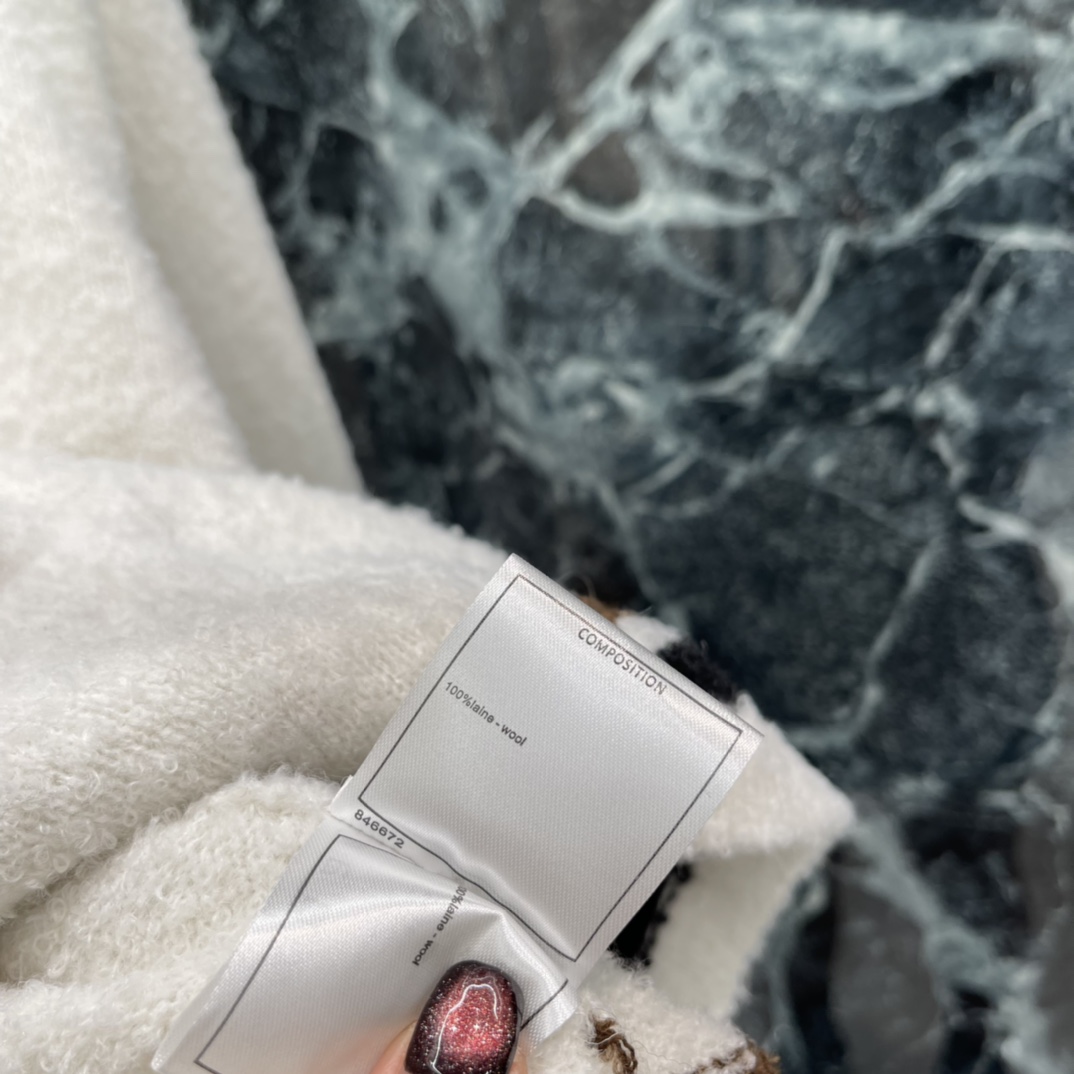 小香 25秋冬新款 圆领开衫上衣 主打白色+棕黑条纹，简约又运动感满满!柔软毛绒材质，亲肤又保暖 秋冬穿