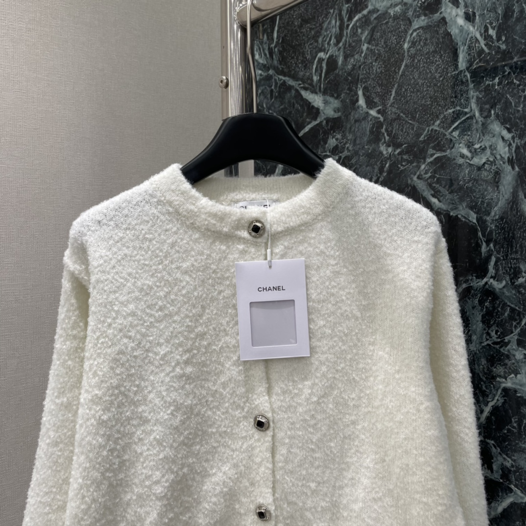 小香 25秋冬新款 圆领开衫上衣 主打白色+棕黑条纹，简约又运动感满满!柔软毛绒材质，亲肤又保暖 秋冬穿