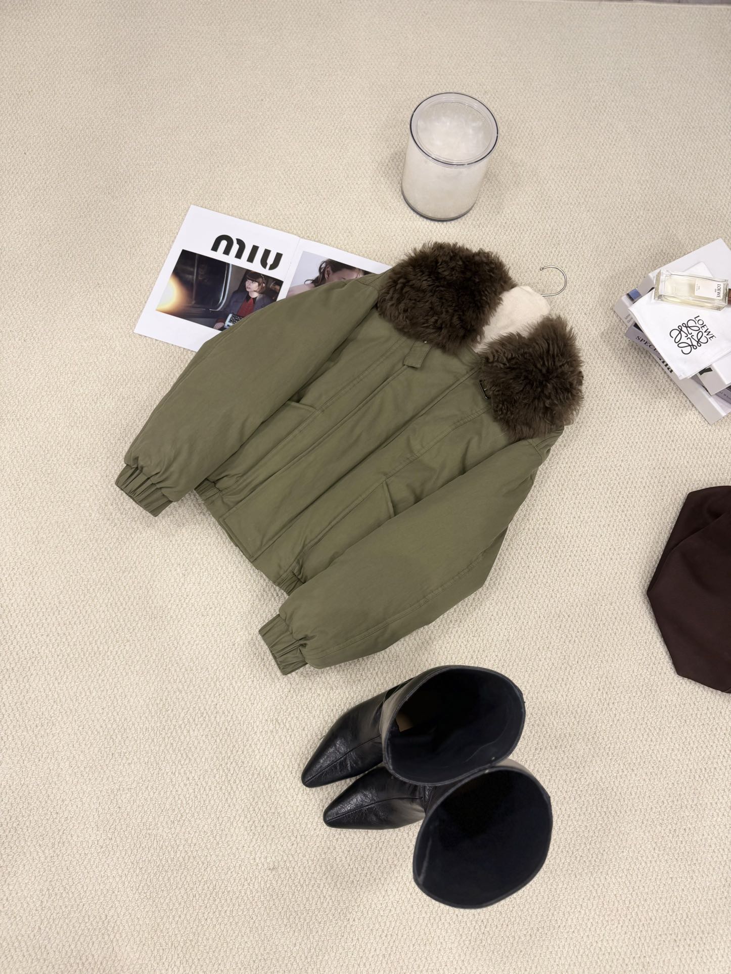 NO:637095,The new autumn and winter flight jacket goose down jacket has new [military green] details, you are invited to appreciate it. It continues the straightforward silhouette of the flight jacket, blending classic flight elements with urban fashion context, which is both warm and fashionable. The crisp appearance brings a capable and stylish temperament, and the detachable Mosna sheepskin fur collar at the collar makes the collar more warm and comfortable in winter. The interior is filled with white goose down, and the upper body is light and does not weigh down.  Whether it is urban commuting, casual street photography or winter travel, it can be easily matched and shows a consistent and casual dressing attitude, Miu Miu-clothing, jackets & coats, sheepskin, alexander wang19860909秋冬新款飞行夹克鹅绒服上新【军绿色】细节邀您鉴赏 延续飞行夹克的率性廓形,将经典飞行元素与都市时装语境融合,兼具保暖与时髦感. 挺括的外观带来干练有型的气质,领口可脱卸的莫斯娜羊皮毛毛领,冬日围领更温暖舒适,内里填充白鹅绒,上身轻盈不压身 无论是都市通勤、休闲街拍还是冬日旅行,都能轻松搭配,展现自洽随性的穿衣态度,缪缪-服装,jackets & coats,sheepskin,alexander wang,Women's clothing