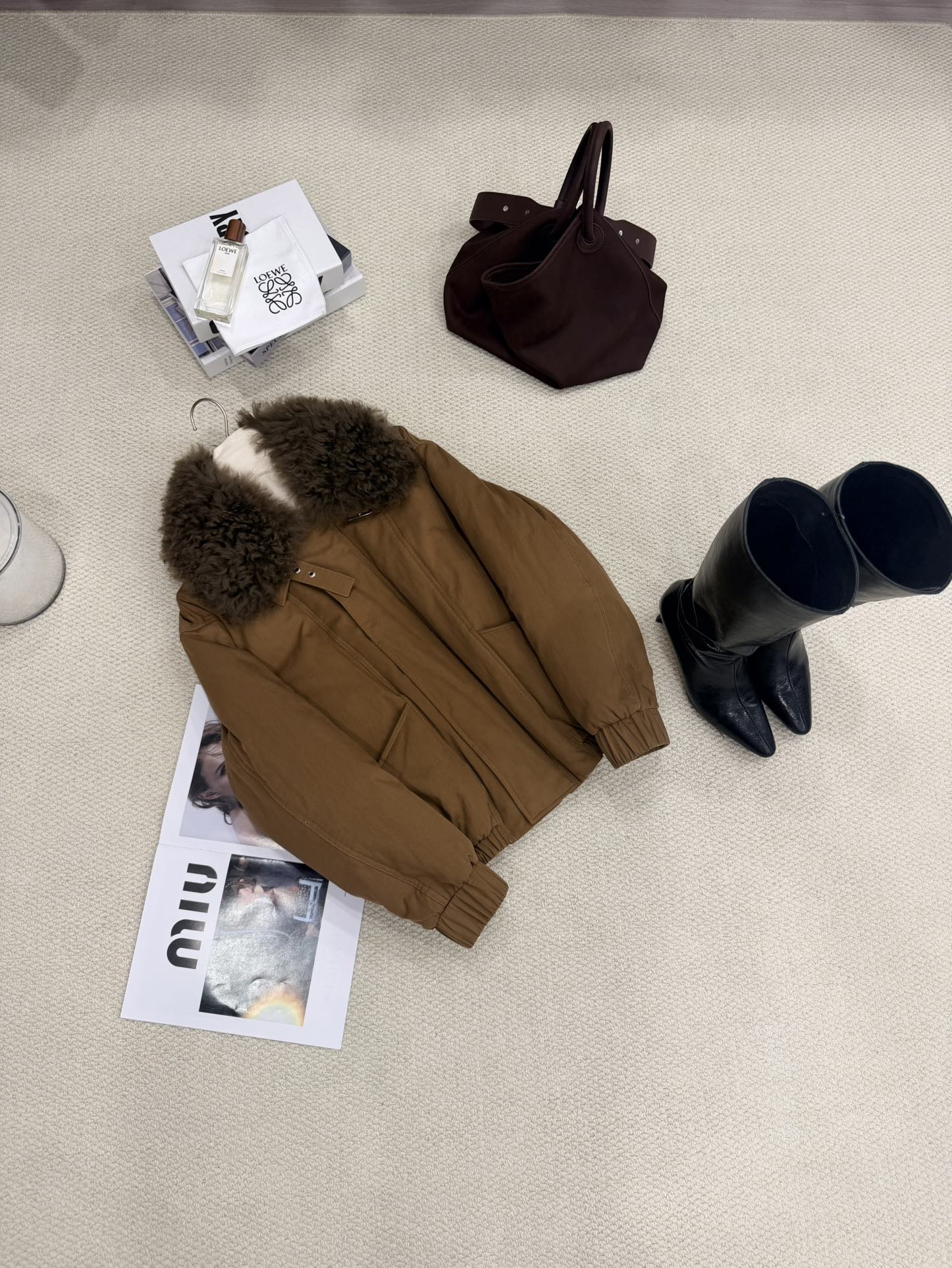 NO:637097,The new autumn and winter flight jacket goose down jacket has new [chocolate color] details for you to appreciate. It continues the straightforward silhouette of the flight jacket, blending classic flight elements with urban fashion context, which is both warm and fashionable. The crisp appearance brings a capable and stylish temperament, and the detachable Mosna sheepskin fur collar at the collar makes the collar warmer and more comfortable in winter. The interior is filled with white goose down, and the upper body is light and does not weigh you down.  Whether it is urban commuting, casual street photography or winter travel, it can be easily matched and shows a consistent and casual dressing attitude, Miu Miu-clothing, jackets & coats, sheepskin, alexander wang19860909秋冬新款飞行夹克鹅绒服上新【巧克力色】细节邀您鉴赏 延续飞行夹克的率性廓形,将经典飞行元素与都市时装语境融合,兼具保暖与时髦感. 挺括的外观带来干练有型的气质,领口可脱卸的莫斯娜羊皮毛毛领,冬日围领更温暖舒适,内里填充白鹅绒,上身轻盈不压身 无论是都市通勤、休闲街拍还是冬日旅行,都能轻松搭配,展现自洽随性的穿衣态度,缪缪-服装,jackets & coats,sheepskin,alexander wang,Women's clothing