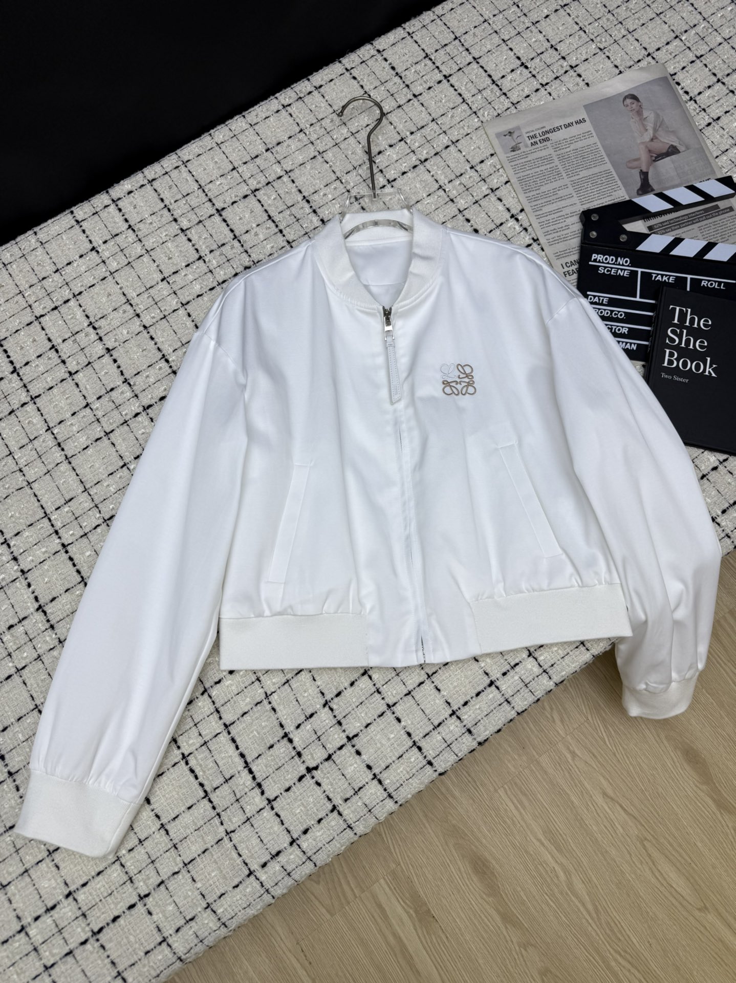 NO:587091,25 new products, classic contrasting color embroidered baseball uniform, casual and sassy flight jacket, simple and bright, short design is more playful and reduces age, highlights body proportions, looks taller and versatile, easy to match, two-color SML, jackets & coats, alexander wang1986090925新品 经典撞色刺绣棒球服 随性又飒气的飞行夹克 简约有亮点 小短款设计比较俏皮减龄 很凸显身材比例感 显高百搭 搭配起来不费劲 两色SML,,jackets & coats,alexander wang,Women's clothing