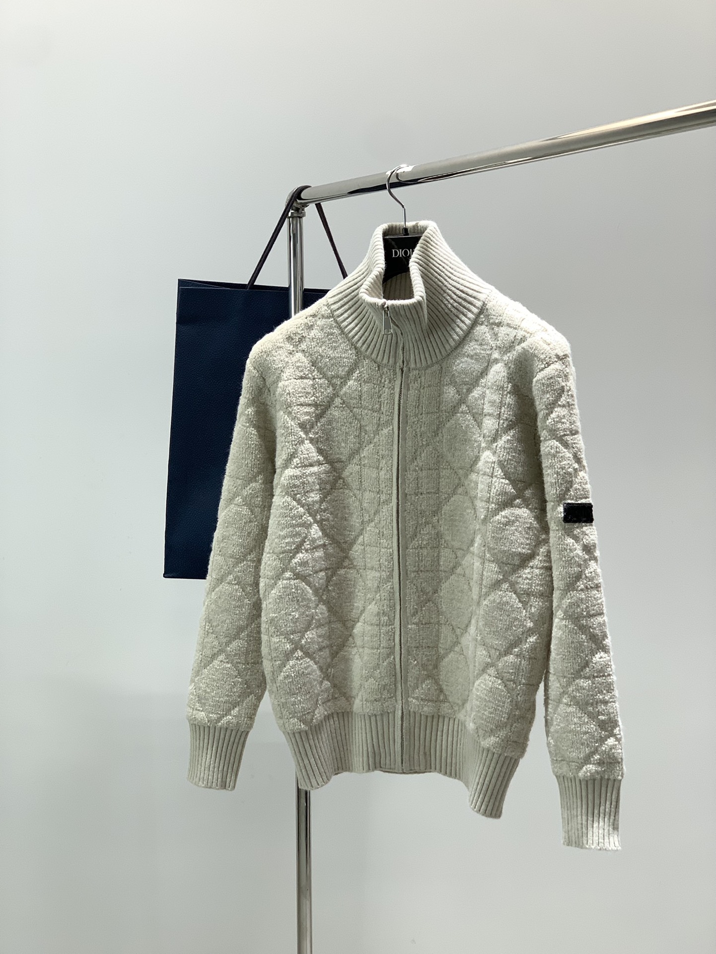 NO:656438,, Dior Dior, 2025 new winter products, available at counters simultaneously, simple and fashionable casual knitted cardigan sweater, original imported fabric, comfortable and breathable, top-grade rubber printing technology letter pattern logo, extremely high grade, unique design, fashionable and handsome upper body!  Size M-3XL,,dior,dior,sweaters,alexander wang19860909,Dior 迪奥, 2025冬季新品,专柜同步有售,简约时尚休闲针织开衫毛衣,原版进口面料,舒适透气,顶级印胶工艺字母图案logo,档次极高,独特设计,上身时尚帅气！码数M-3XL,,dior,dior,sweaters,alexander wang,Men's clothing