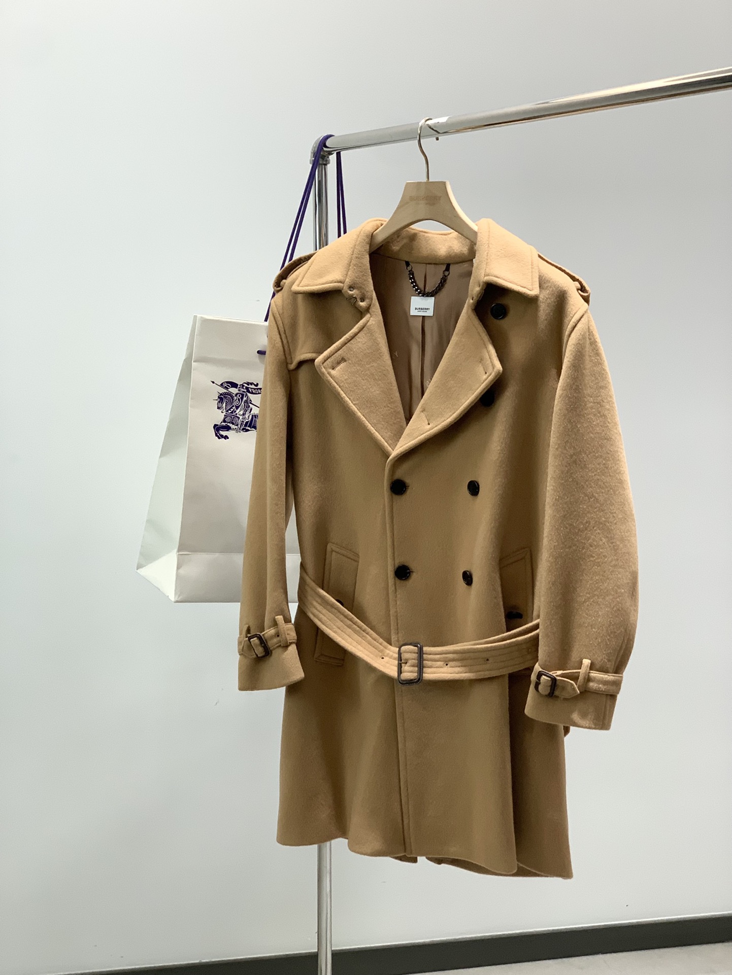 NO:643888,, Burberry, latest winter products, available at counters simultaneously, original order, fashionable and casual knee-length cashmere coat, imported original fabrics, upper body comfortable and breathable, top jacquard crafts letter pattern logo, original hardware accessories decoration, extremely high grade, comfortable and versatile, upper body is very handsome, 2 colors recommended, size S-XXL,, burberry, burberry, alexander wang19860909,Burberry 巴宝莉,冬季最新品,专柜同步有售,原单狠货,时尚休闲过膝长款羊绒大衣,进口原版面料,上身舒适透气,顶级提花工艺字母图案logo,原版五金辅料装饰,档次极高,舒适百搭,上身帅气十足,2色推荐,码数S-XXL,,burberry,burberry,alexander wang,Men's clothing