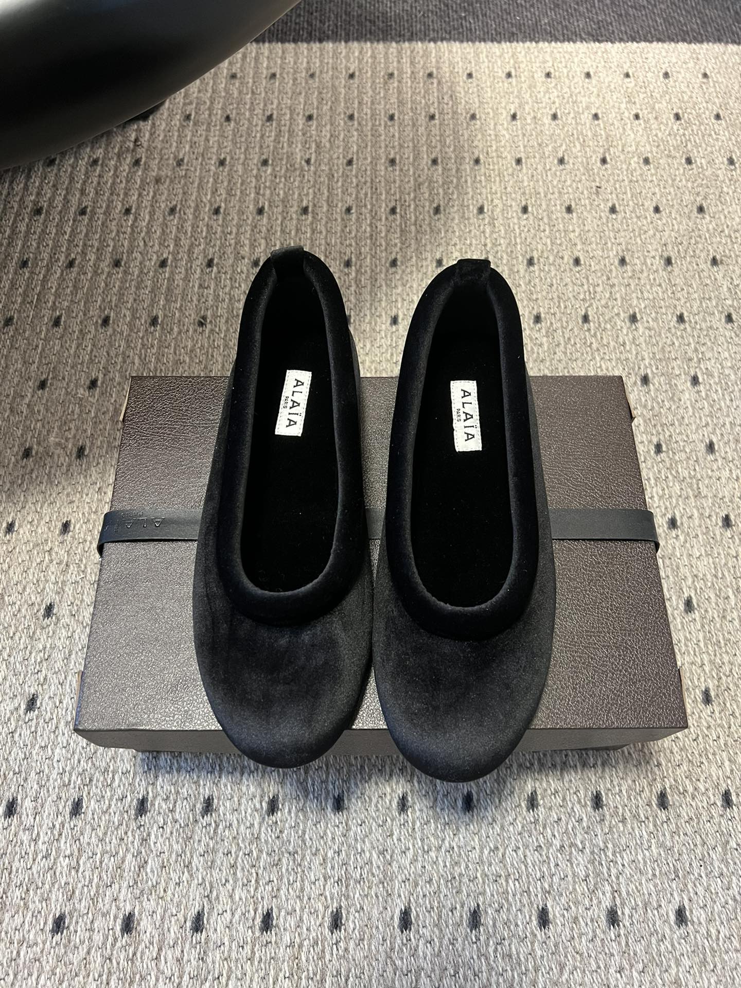 NO:630371,Alaia 25ss new autumn and winter velvet flat shoes have a delicate glossy surface, soft and smooth touch, and a retro luxury atmosphere. They are one of the brand's iconic materials. The classic round-toe flat shoes have no unnecessary decoration and are only decorated with the brand label inside the shoe, continuing ALAA's 'minimalist and advanced' style; the shoe shape fits the foot shape, and the flat bottom design takes into account both comfort and elegance.  In addition to basic black, there are also rich gemstone colors with high color saturation but not gaudy, which can become the finishing touch in an outfit. The flat-soled design can be worn for daily commuting and leisure travel. The velvet material is suitable for light dresses for formal occasions and can also add a sense of sophistication to casual wear. It can be adapted to all seasons. Velvet upper, original open-molded outsole, 2cm height increase. Size: 35-40 yards (customized to 40 yards, non-refundable), fur shoes, alaia, flats19860909Alaia 25ss秋冬新款丝绒平底鞋 表面有细腻光泽感,触感柔软顺滑,自带复古奢华氛围,是品牌标志性的材质之一.经典圆头平底鞋型,无多余装饰,仅靠鞋内的品牌标签点缀,延续了ALAA“极简高级”的风格；鞋型贴合脚型,平底设计兼顾舒适与优雅. 除了基础黑色,还有浓郁的宝石色系,色彩饱和度高但不艳俗,能成为穿搭中的点睛单品.平底设计日常通勤、休闲出行都能穿,丝绒材质既适合正式场合的轻礼服搭配,也能为休闲装增加精致感,四季都可适配. 鞋面丝绒 内里丝绒 大底原版开模大底 增高2cm size :35-40码（40码定制不退换）,毛毛鞋,alaia,flats,Women's Shoes
