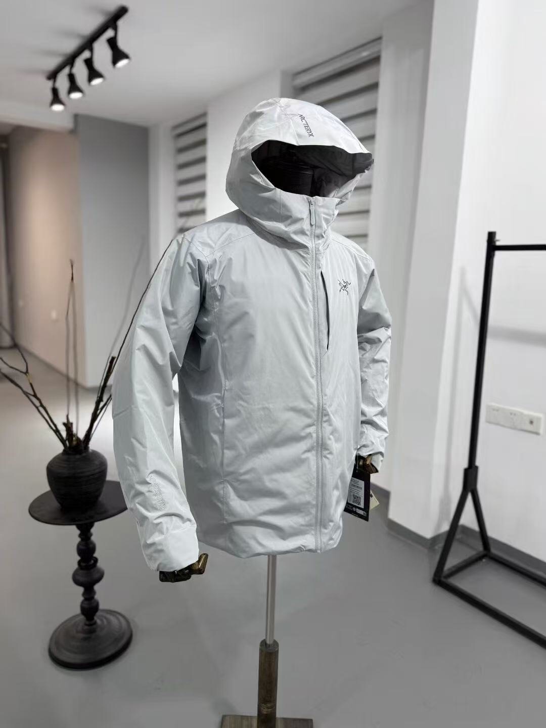 NO:612532,Arc'teryx solano down jacket Solano - secret gray 90 white goose down filling, elastic functional partitions under the armpits, solves the problem of tough and poor comfort of jackets and down jackets, and has both waterproof, stain-proof and windproof functionality and warmth Gaga top XS-XXL, arc'teryx, down jacket, alexander wang19860909始祖鸟 solano 羽绒服 索拉诺-隐秘灰 90白鹅绒填充 腋下弹性功能分区 解决了冲锋衣羽绒服硬朗舒适度差问题 又兼具防水防污防风的功能性和保暖性 嘎嘎顶 XS-XXL,arc'teryx,down jacket,alexander wang,Men's clothing