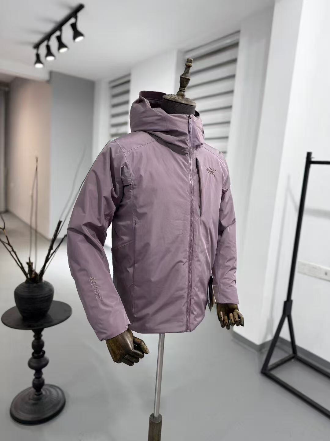 NO:612538,Arc'teryx solano down jacket Solano-Interstellar Purple 90 white goose down filling, elastic functional partitions under the armpits, solves the problem of tough and poor comfort of jackets and down jackets, and has both waterproof, anti-fouling and windproof functionality and warmth Gaga Top XS-XXL,arc'teryx,down jacket,alexander wang19860909始祖鸟 solano 羽绒服 索拉诺-星际紫 90白鹅绒填充 腋下弹性功能分区 解决了冲锋衣羽绒服硬朗舒适度差问题 又兼具防水防污防风的功能性和保暖性 嘎嘎顶 XS-XXL,arc'teryx,down jacket,alexander wang,Men's clothing