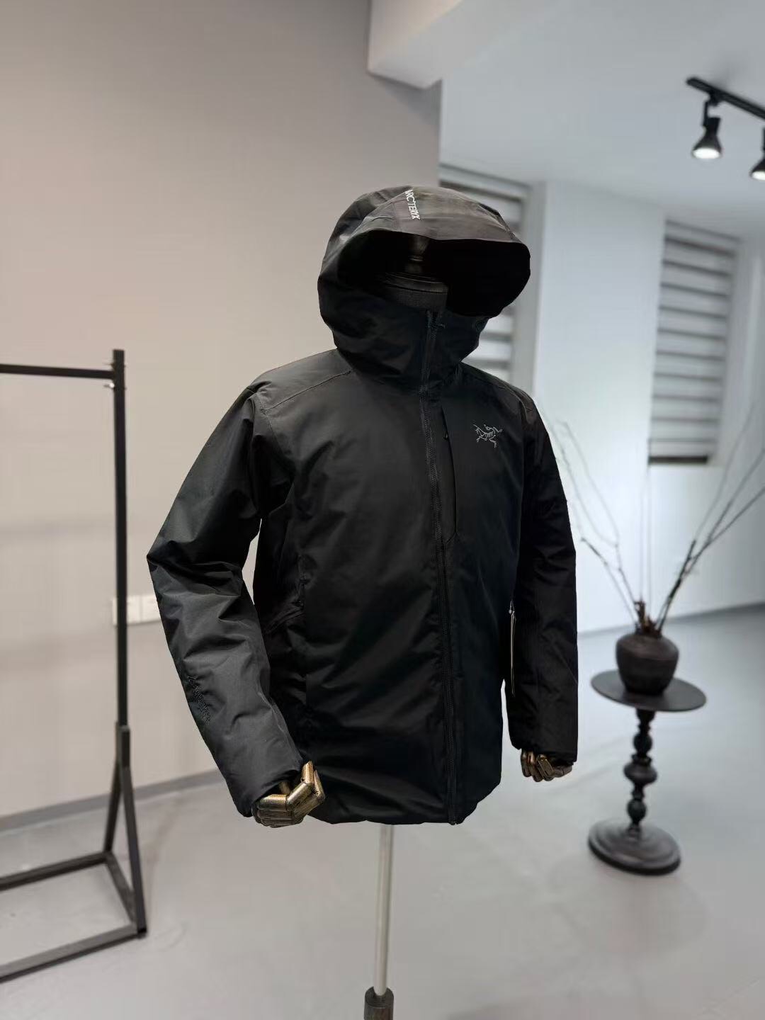 NO:612543,Arc'teryx solano down jacket Solano - pure black, 90% white goose down filling, elastic functional partitions under the armpits, solves the problem of toughness and poor comfort of jackets and down jackets, and has both waterproof, anti-fouling and windproof functionality and warmth. Gaga top XS-XXL, arc'teryx, down jacket, alexander wang19860909始祖鸟 solano 羽绒服 索拉诺-纯黑色 90白鹅绒填充 腋下弹性功能分区 解决了冲锋衣羽绒服硬朗舒适度差问题 又兼具防水防污防风的功能性和保暖性 嘎嘎顶 XS-XXL,arc'teryx,down jacket,alexander wang,Men's clothing