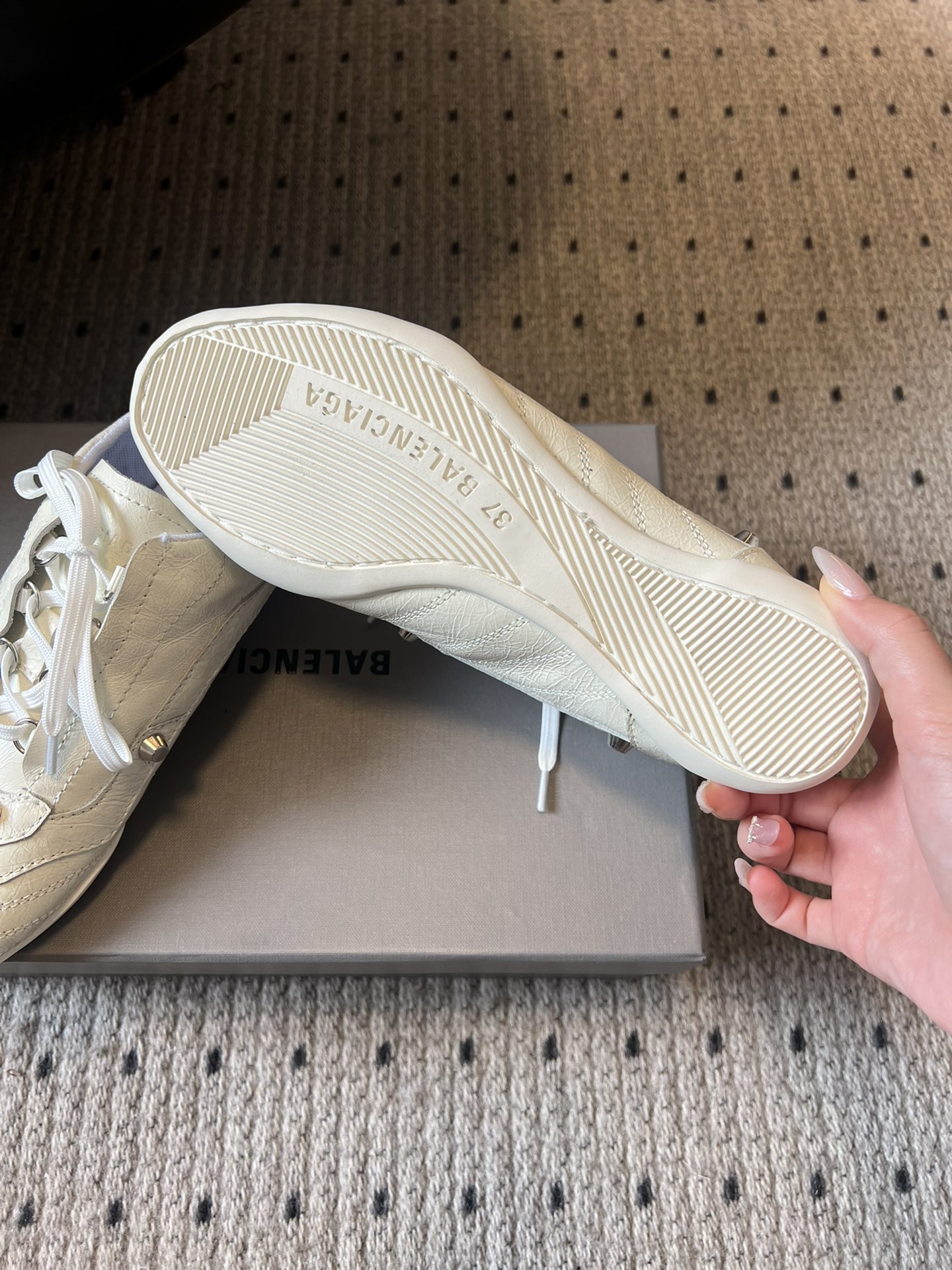 Balenciag* 25ss 运动风复古德训鞋以复古足球鞋为原型，融合巴黎世家标志性的“时装运动风”，