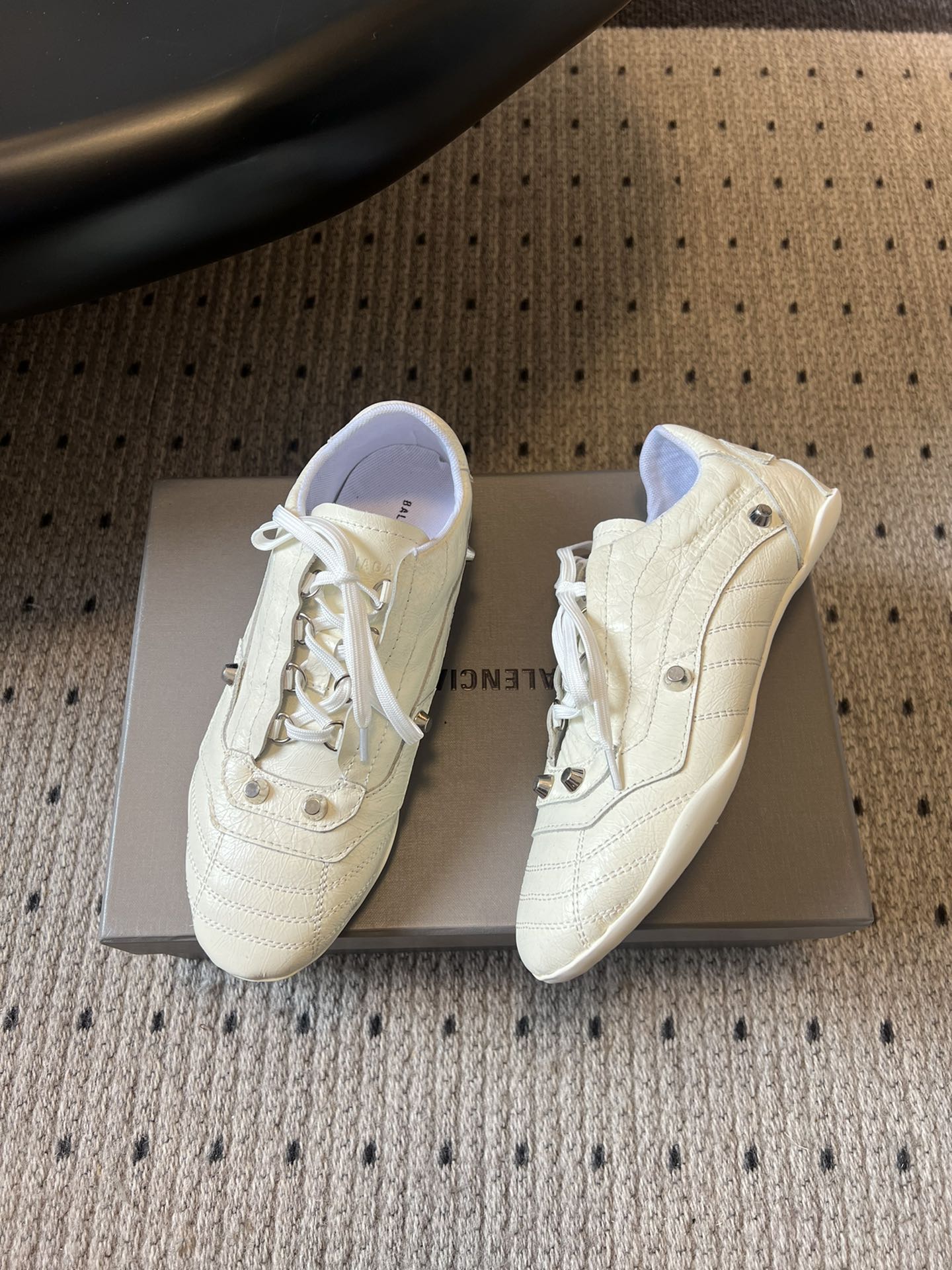 Balenciag* 25ss 运动风复古德训鞋以复古足球鞋为原型，融合巴黎世家标志性的“时装运动风”，