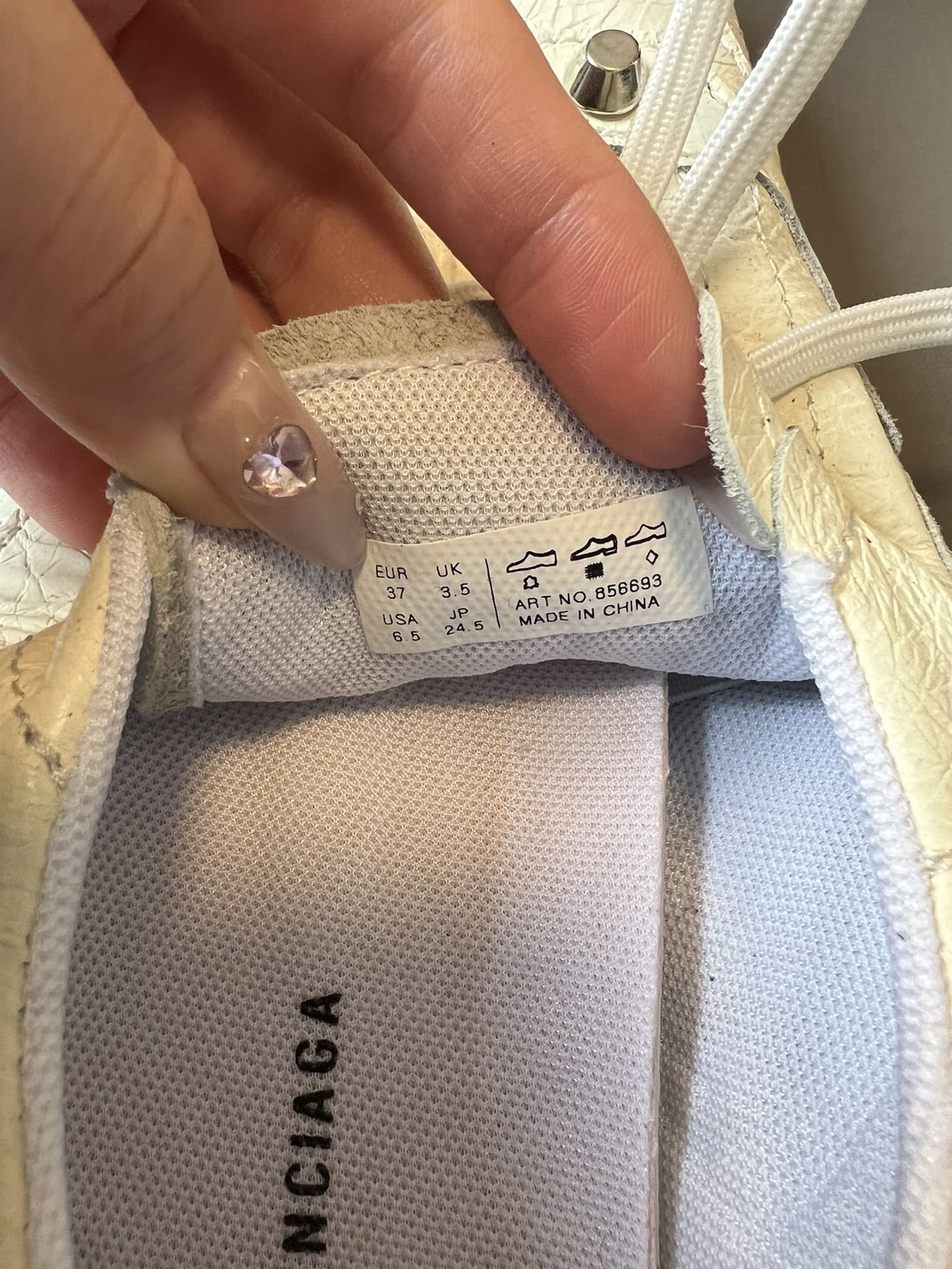 Balenciag* 25ss 运动风复古德训鞋以复古足球鞋为原型，融合巴黎世家标志性的“时装运动风”，