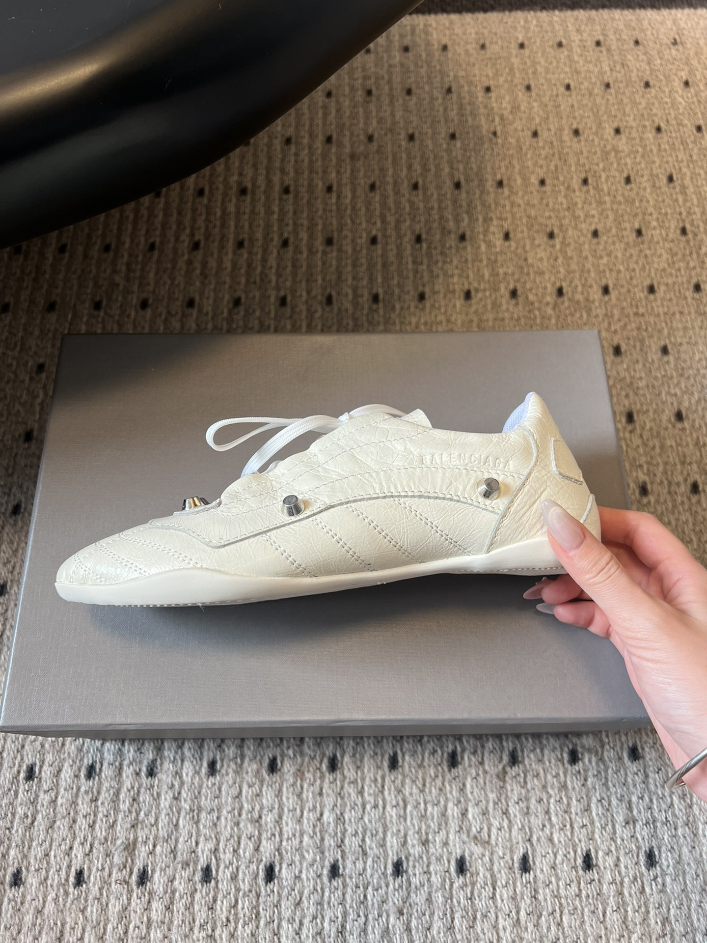 Balenciag* 25ss 运动风复古德训鞋以复古足球鞋为原型，融合巴黎世家标志性的“时装运动风”，