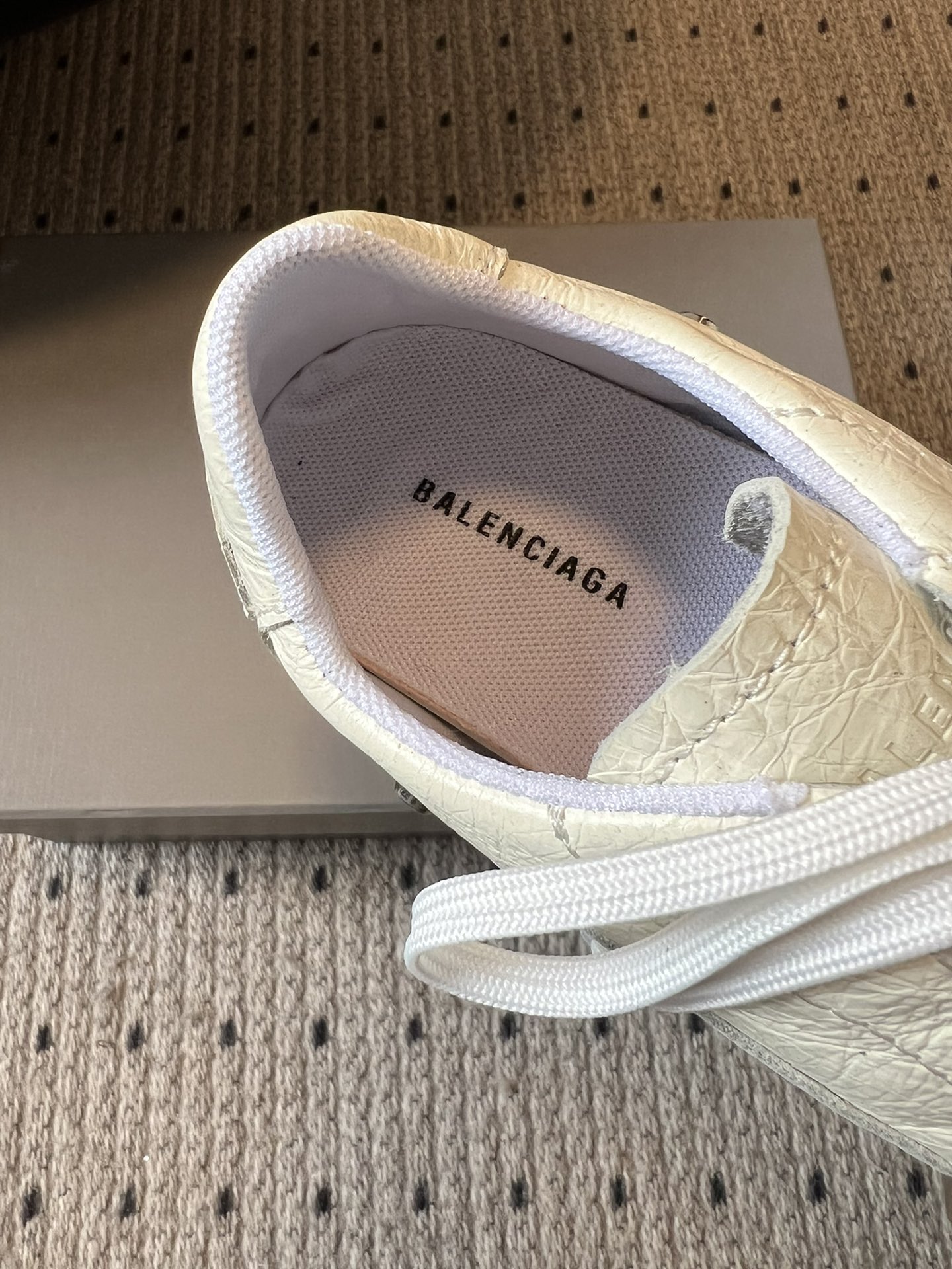 Balenciag* 25ss 运动风复古德训鞋以复古足球鞋为原型，融合巴黎世家标志性的“时装运动风”，
