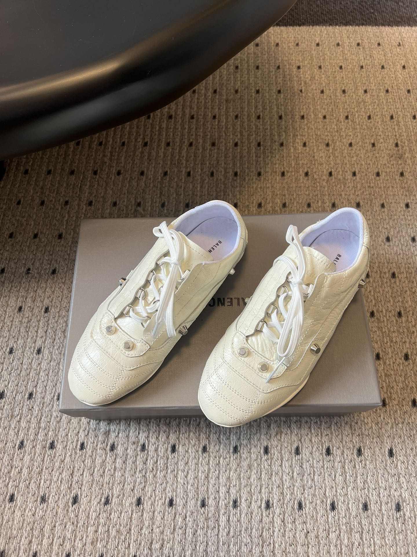 Balenciag* 25ss 运动风复古德训鞋以复古足球鞋为原型，融合巴黎世家标志性的“时装运动风”，