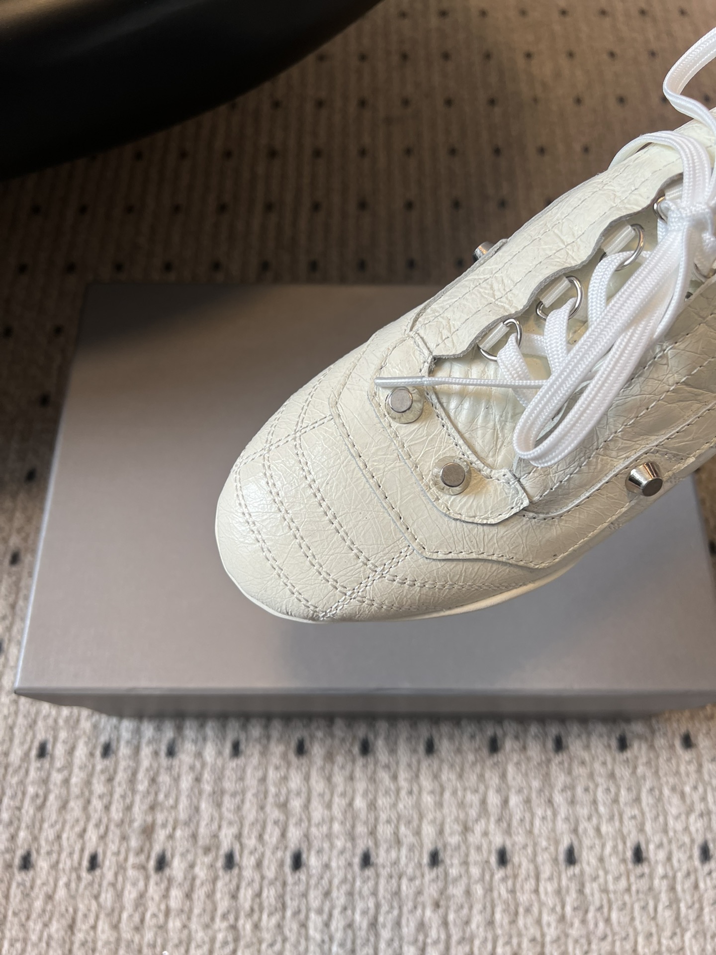 Balenciag* 25ss 运动风复古德训鞋以复古足球鞋为原型，融合巴黎世家标志性的“时装运动风”，