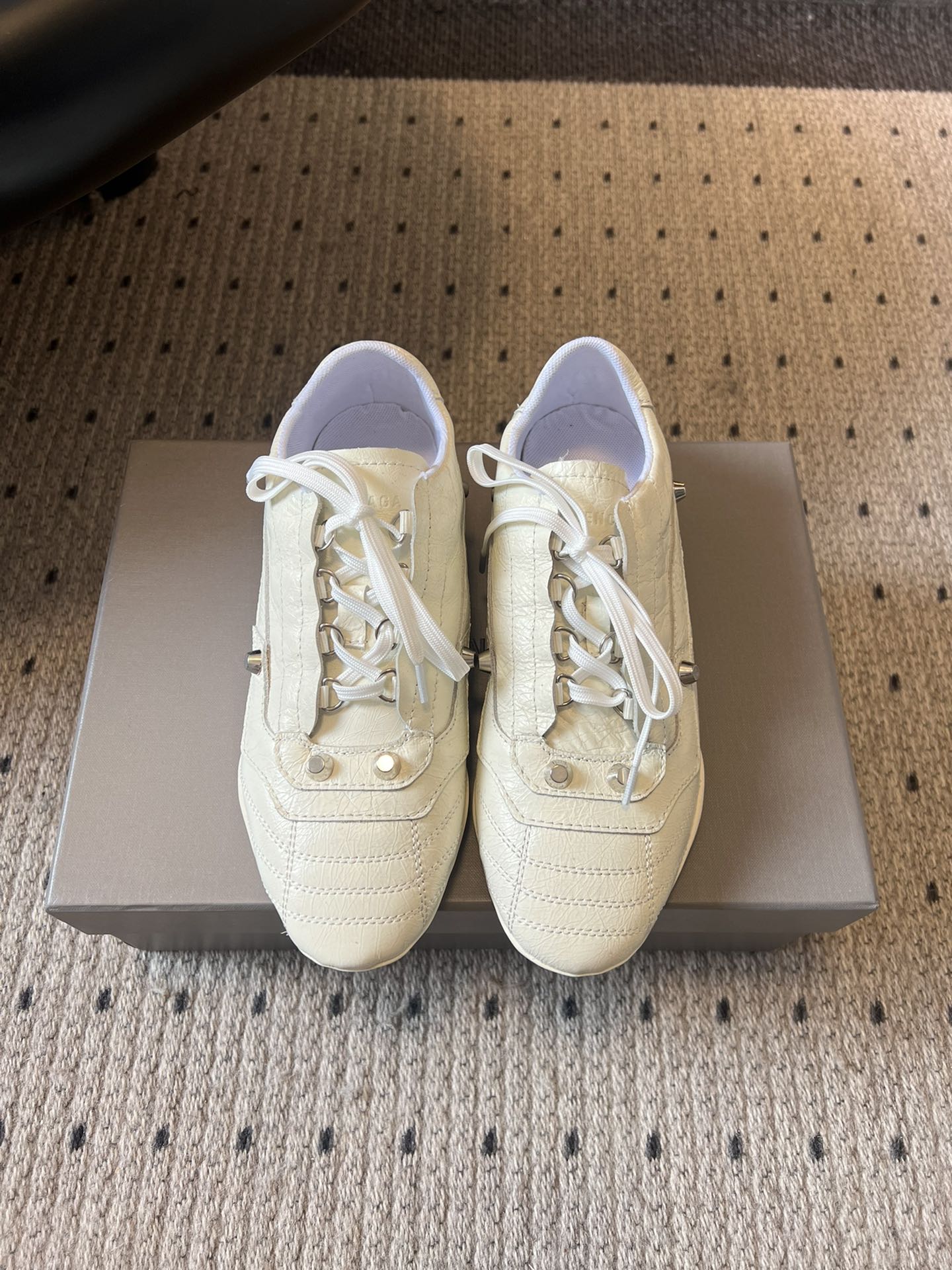 Balenciag* 25ss 运动风复古德训鞋以复古足球鞋为原型，融合巴黎世家标志性的“时装运动风”，