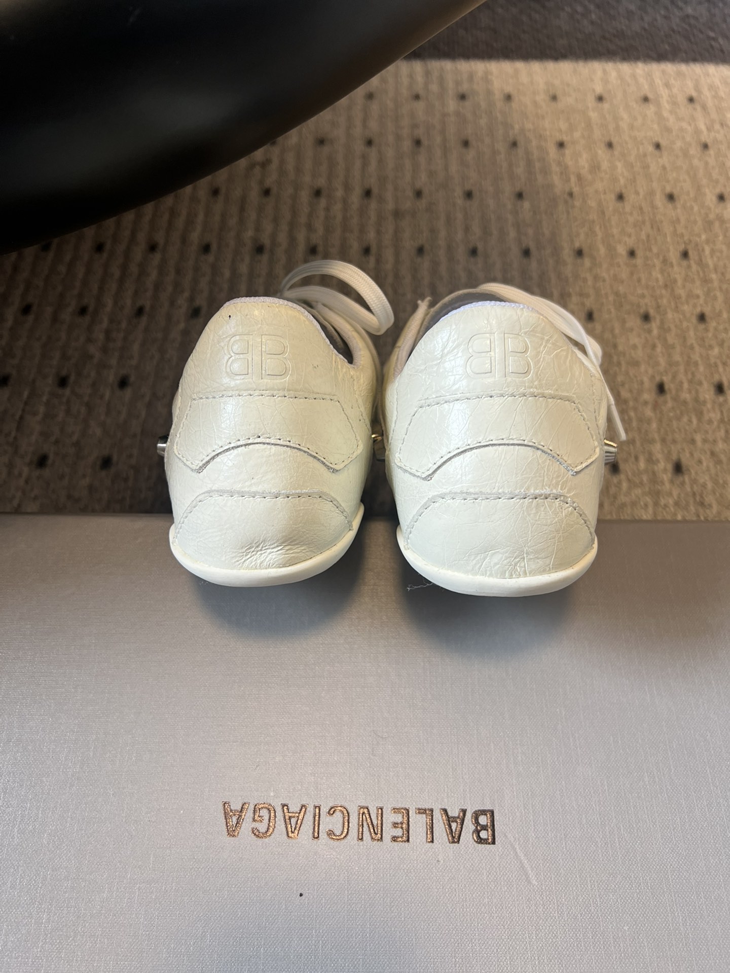 Balenciag* 25ss 运动风复古德训鞋以复古足球鞋为原型，融合巴黎世家标志性的“时装运动风”，