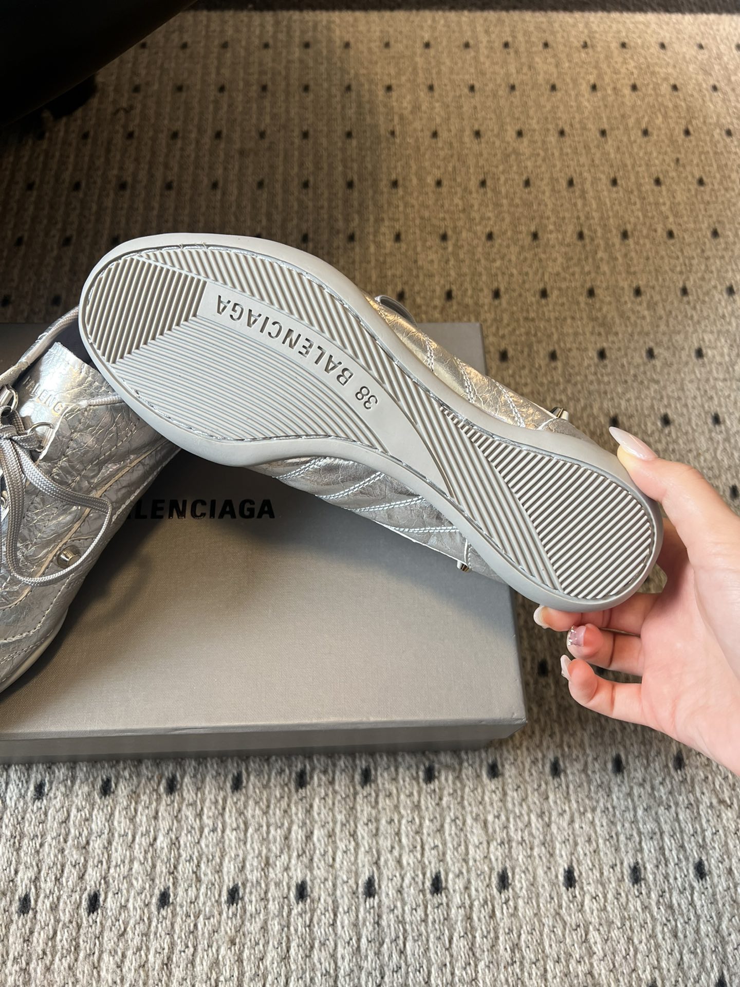 Balenciag* 25ss 运动风复古德训鞋以复古足球鞋为原型，融合巴黎世家标志性的“时装运动风”，