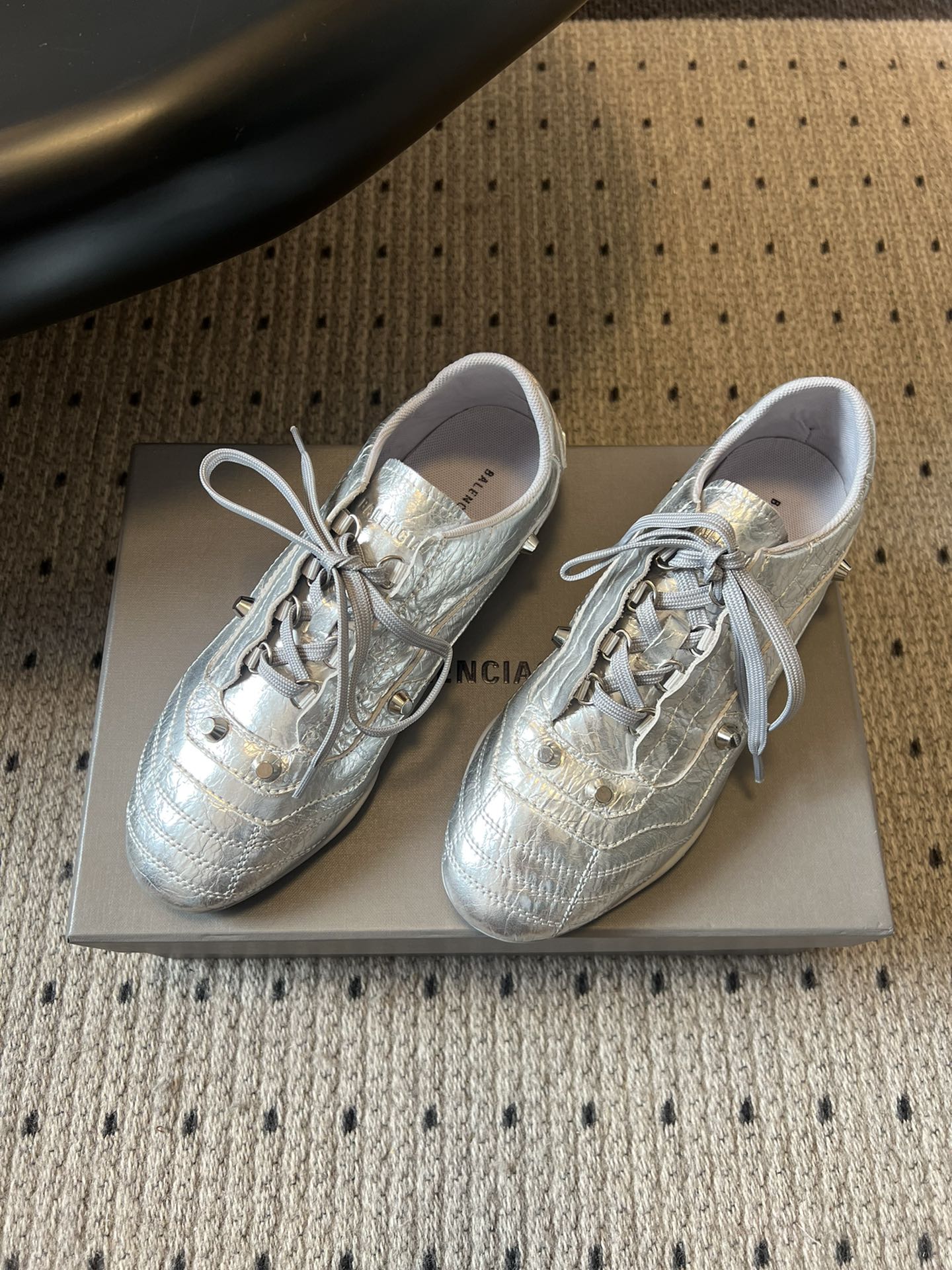 Balenciag* 25ss 运动风复古德训鞋以复古足球鞋为原型，融合巴黎世家标志性的“时装运动风”，