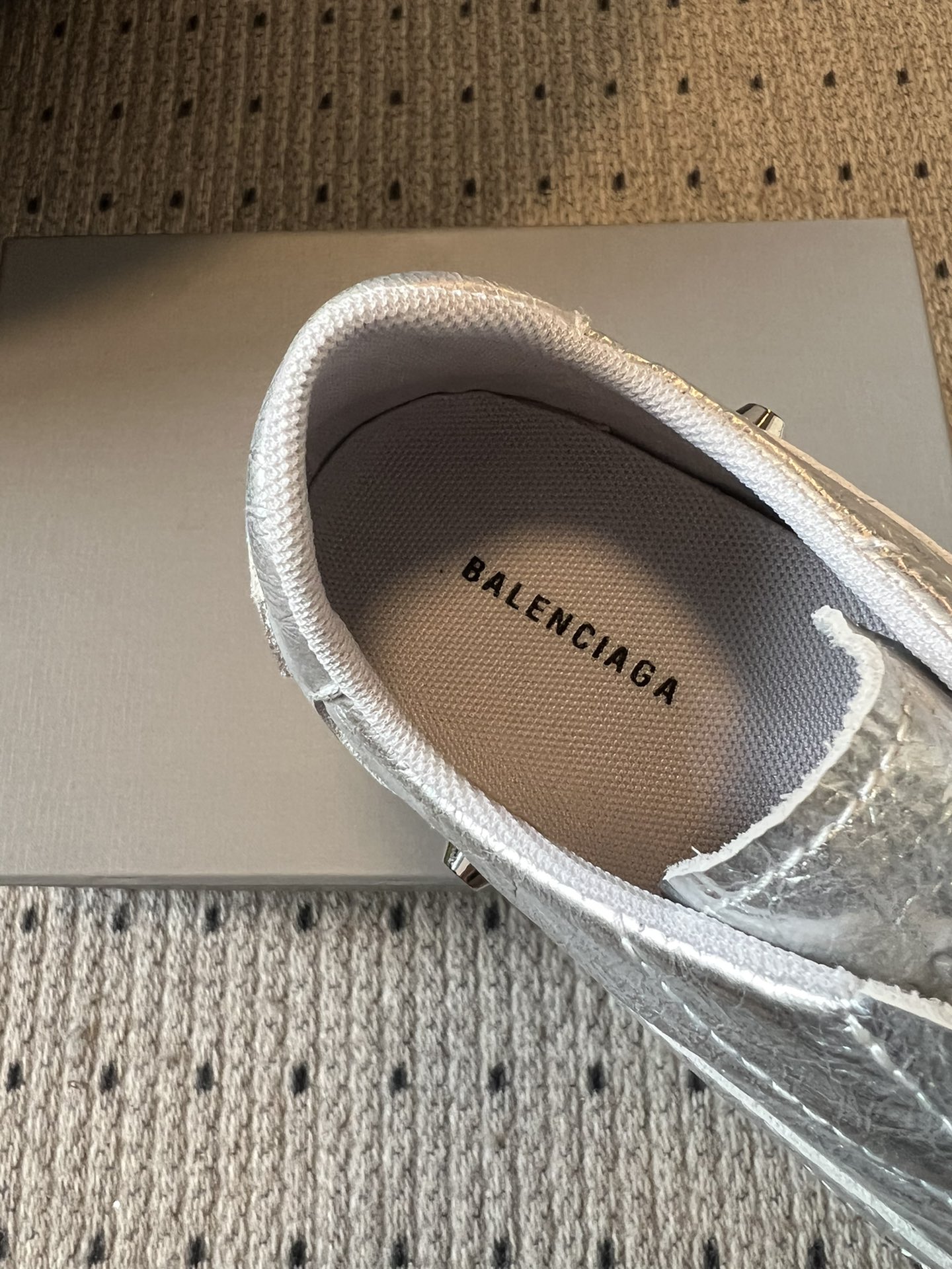 Balenciag* 25ss 运动风复古德训鞋以复古足球鞋为原型，融合巴黎世家标志性的“时装运动风”，