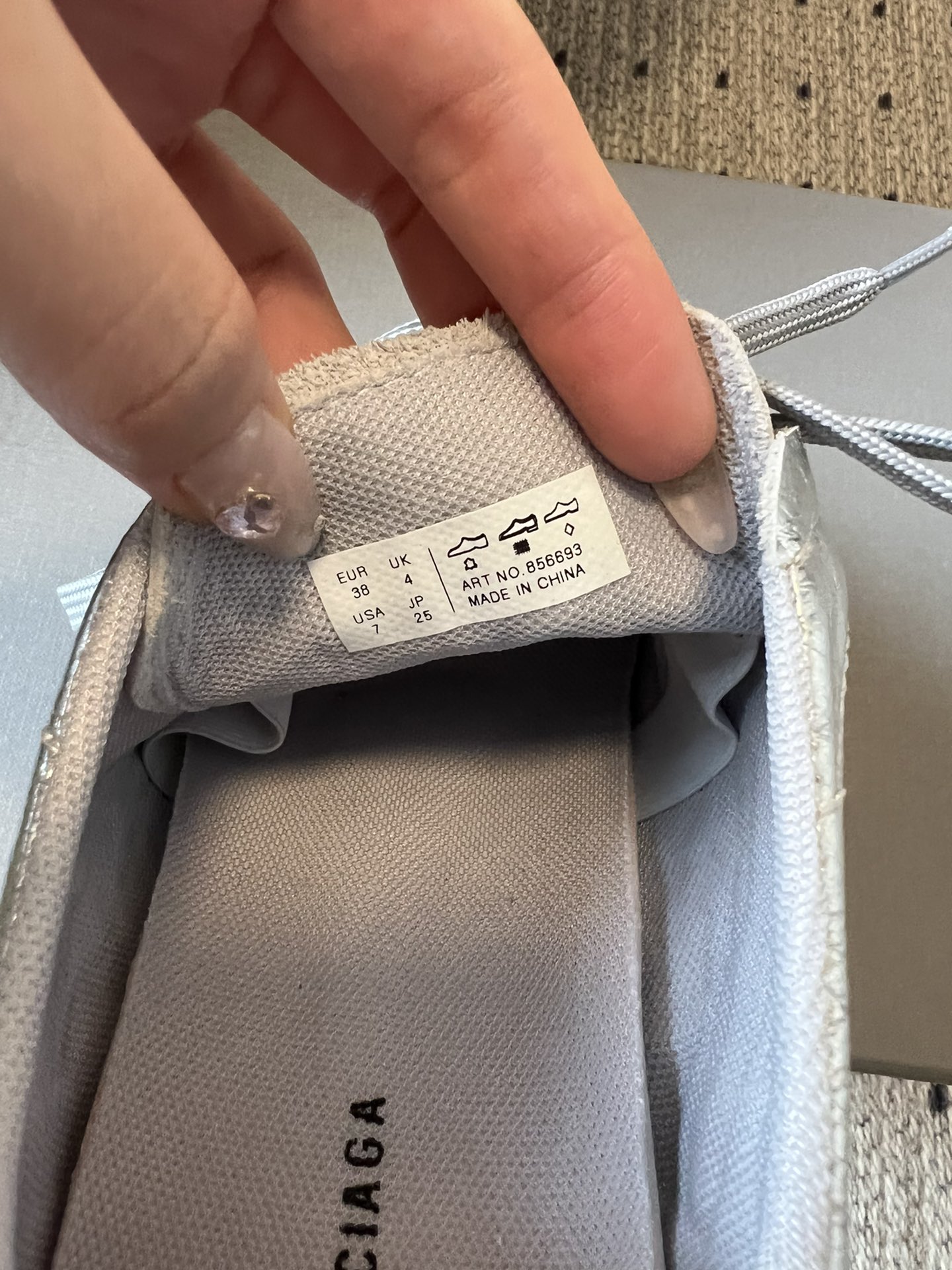 Balenciag* 25ss 运动风复古德训鞋以复古足球鞋为原型，融合巴黎世家标志性的“时装运动风”，